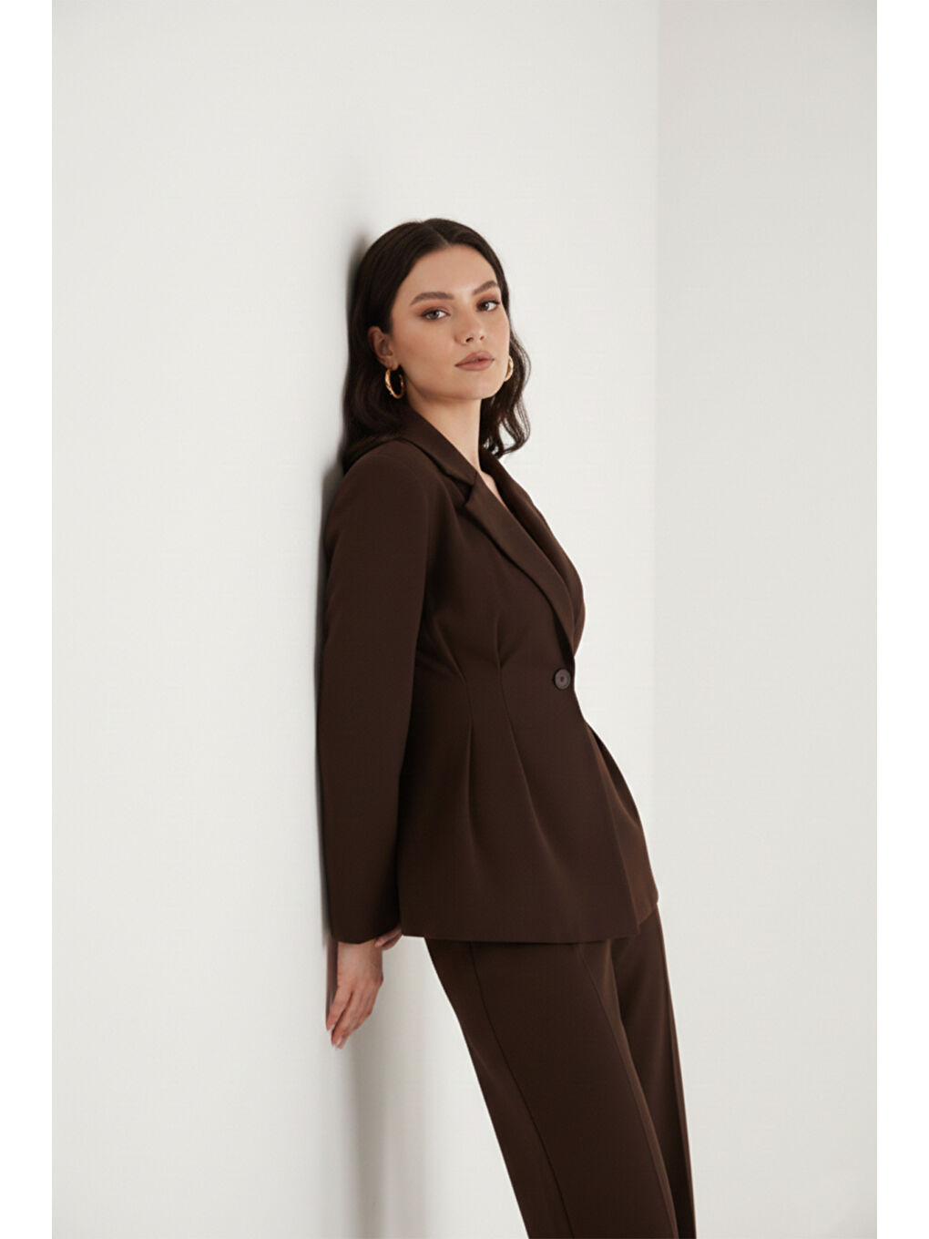 Kahverengi Slim Fit Kruvaze Yaka Pileli Bele Oturan Kadın Takım 6928884-1