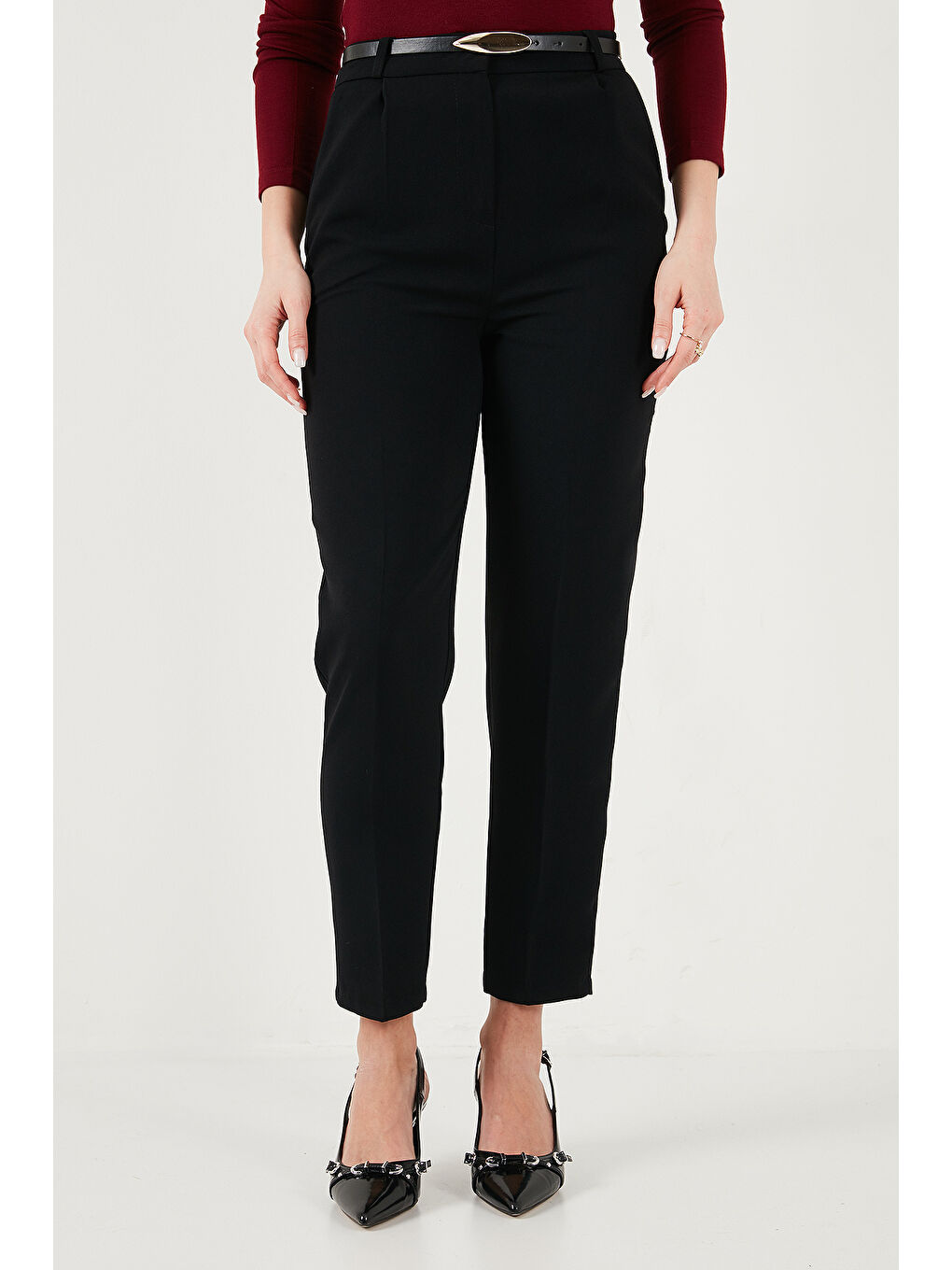 Siyah Tapered Fit Yüksek Bel Daralan Paça Kemerli Havuç Kadın Pantolon 6923854-4