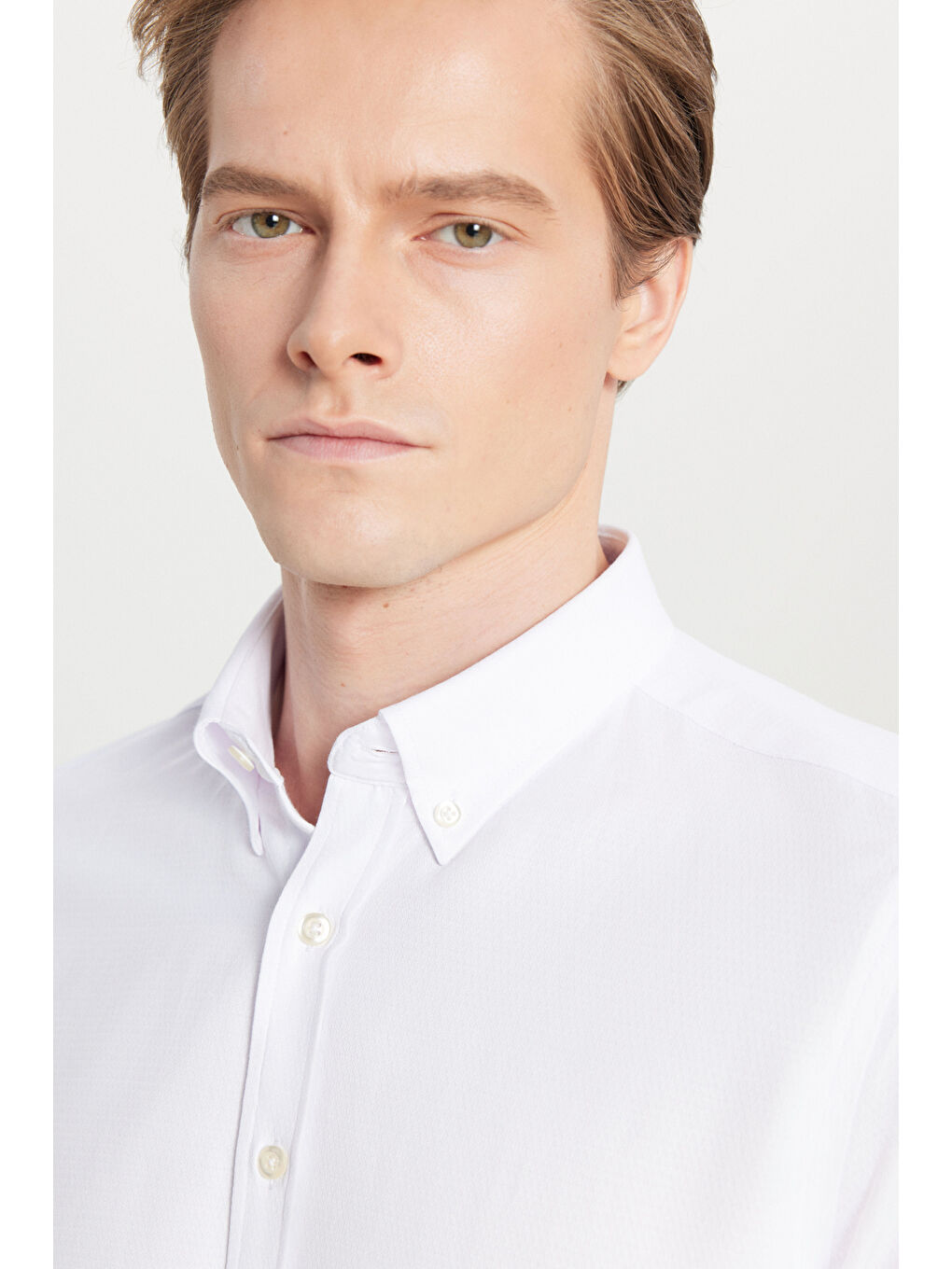 Erkek Beyaz Pamuklu Tailored Slim Fit Dar Kesim Düğmeli Yaka Armürlü Gömlek-3