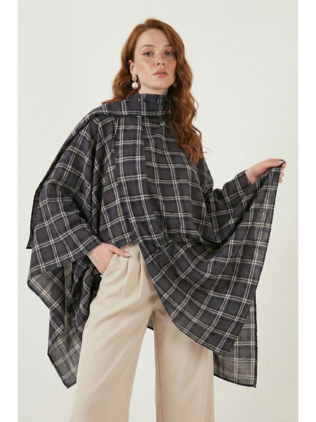 Lacivert Ekoseli Pamuklu Oversize Fit Fular Yakalı Kadın Panço 6925472-4