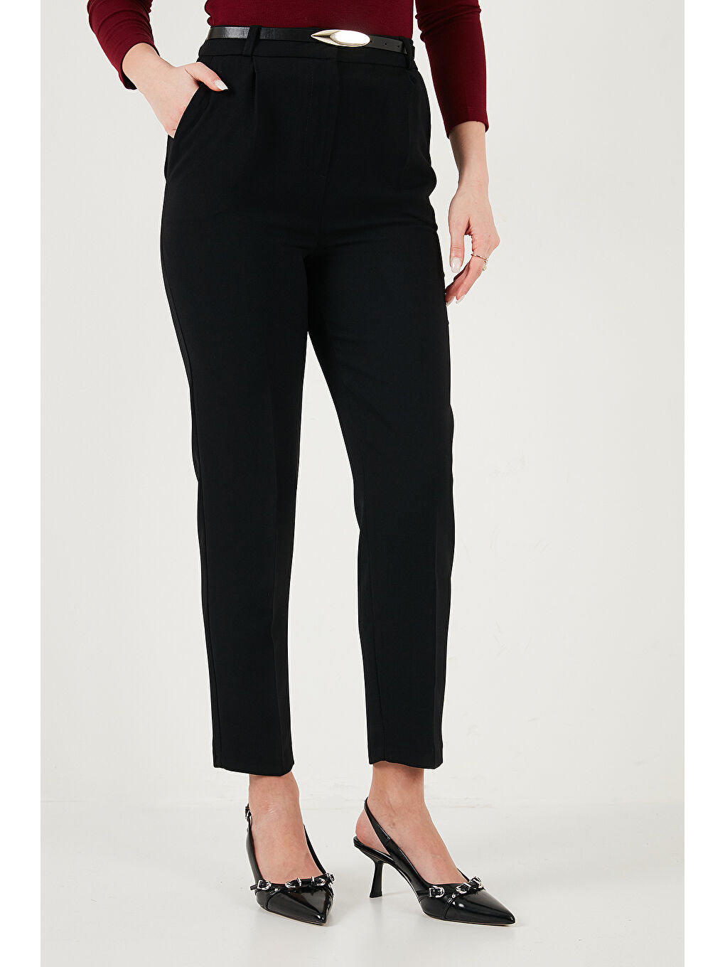 Siyah Tapered Fit Yüksek Bel Daralan Paça Kemerli Havuç Kadın Pantolon 6923854-5