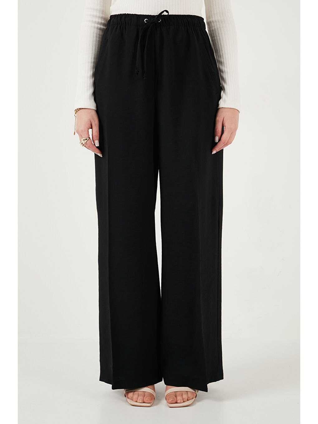 Siyah Relaxed Fit Yüksek Bel Bol Paça Bağlamalı Kadın Pantolon 6923874-4