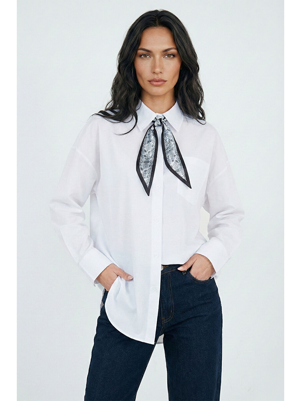 Beyaz Relaxed Fit Fular Detaylı Klasik Yaka Göğüs Cepli Kadın Gömlek 6925427-1