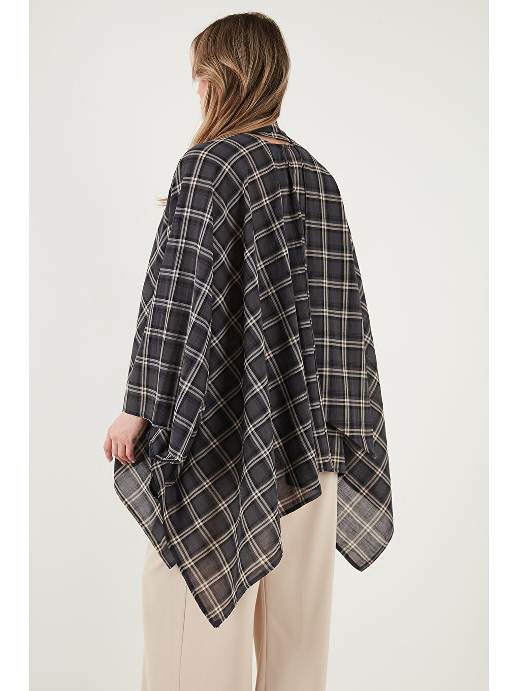 Lacivert Ekoseli Pamuklu Oversize Fit Fular Yakalı Kadın Panço 6925472-6