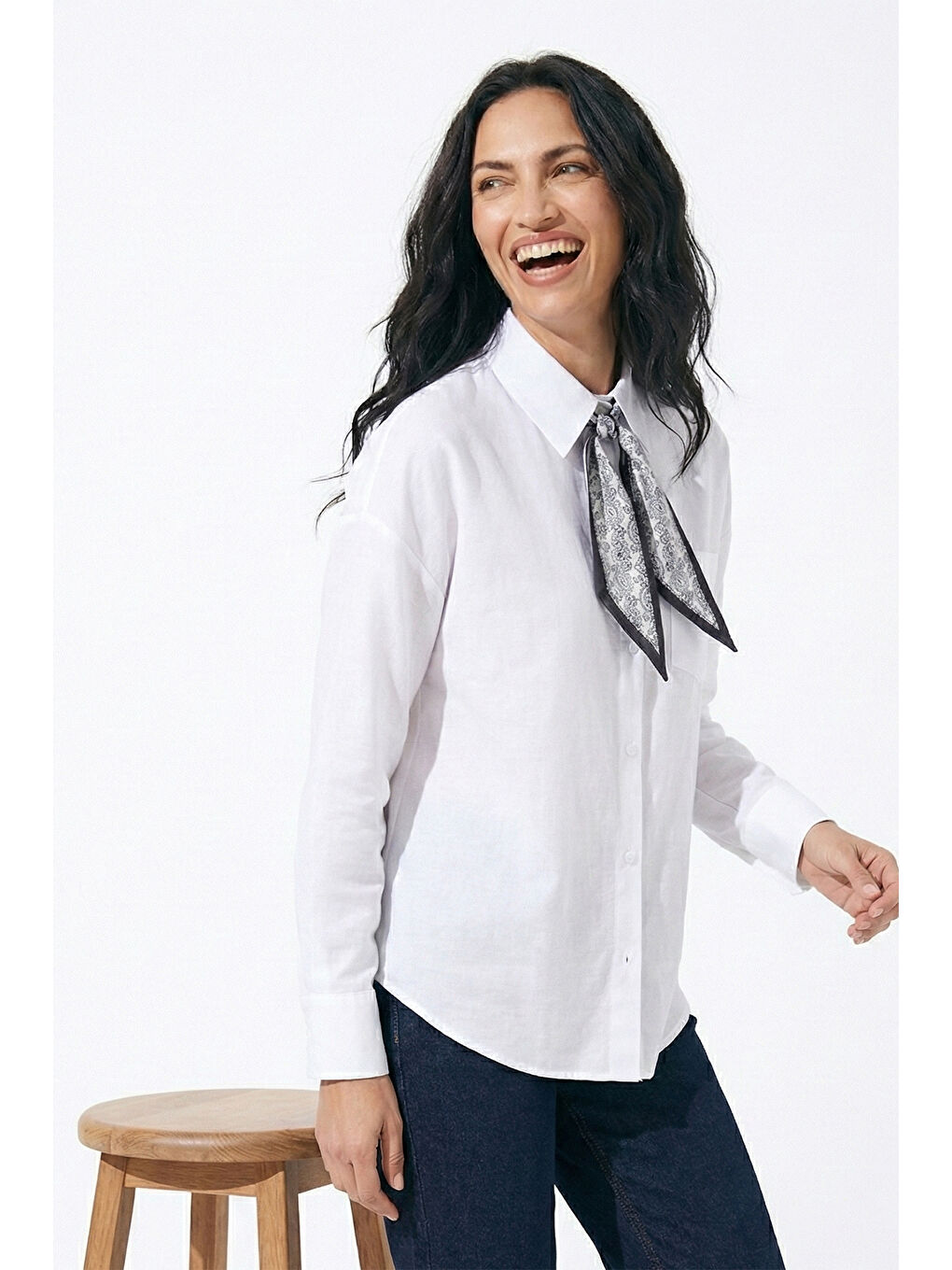 Beyaz Relaxed Fit Fular Detaylı Klasik Yaka Göğüs Cepli Kadın Gömlek 6925427-2