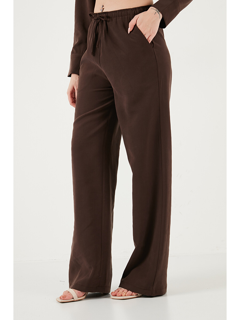 Kahverengi Regular Fit Klasik Yaka Belden Oturan Kadın Gömlek Takım 6928872-4