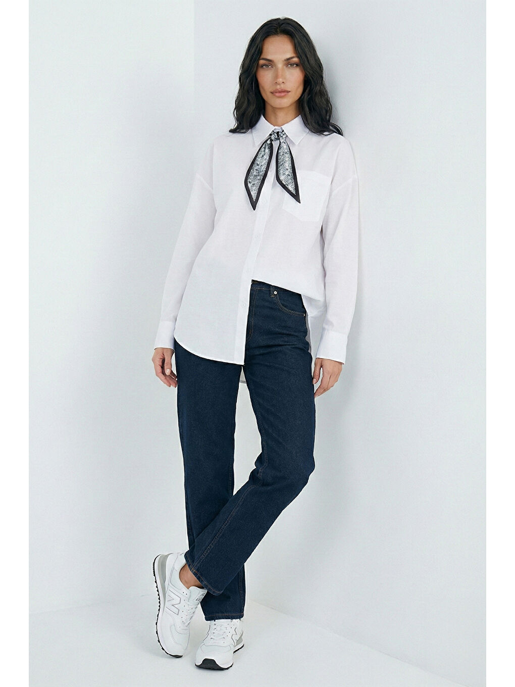 Beyaz Relaxed Fit Fular Detaylı Klasik Yaka Göğüs Cepli Kadın Gömlek 6925427-3