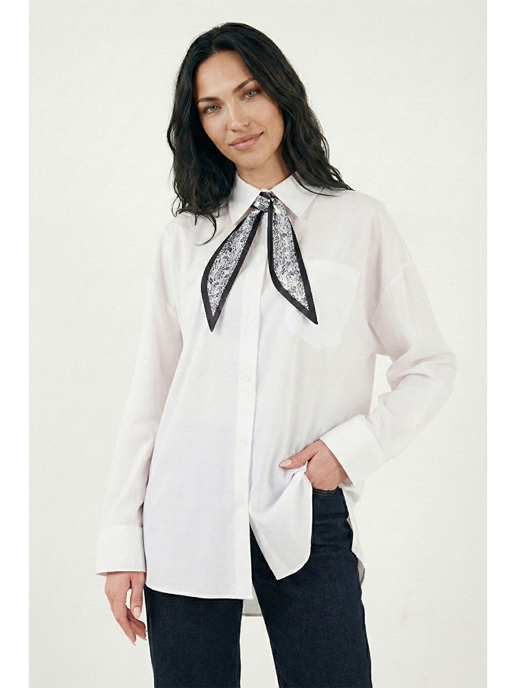 Beyaz Relaxed Fit Fular Detaylı Klasik Yaka Göğüs Cepli Kadın Gömlek 6925427-4