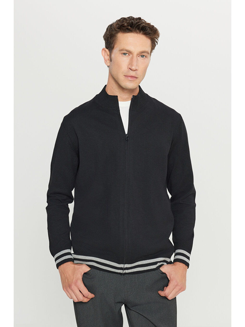 Erkek Siyah Pamuklu Standart Fit Normal Kesim Dik Yaka Triko Ceket-2