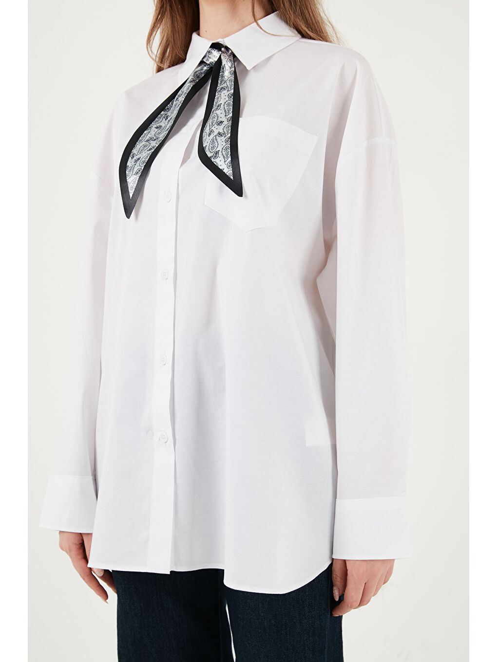 Beyaz Relaxed Fit Fular Detaylı Klasik Yaka Göğüs Cepli Kadın Gömlek 6925427-5