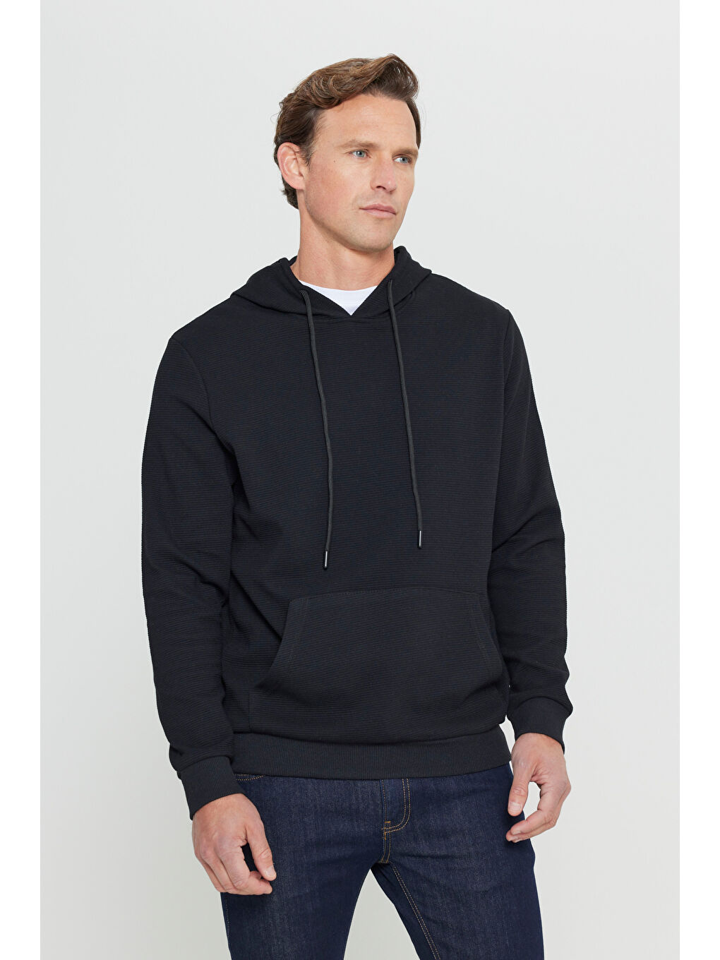 Erkek Siyah 2 İplik Sıcak Tutan Standart Fit Normal Kesim Kapüşonlu Dokulu Cepli Sweatshirt