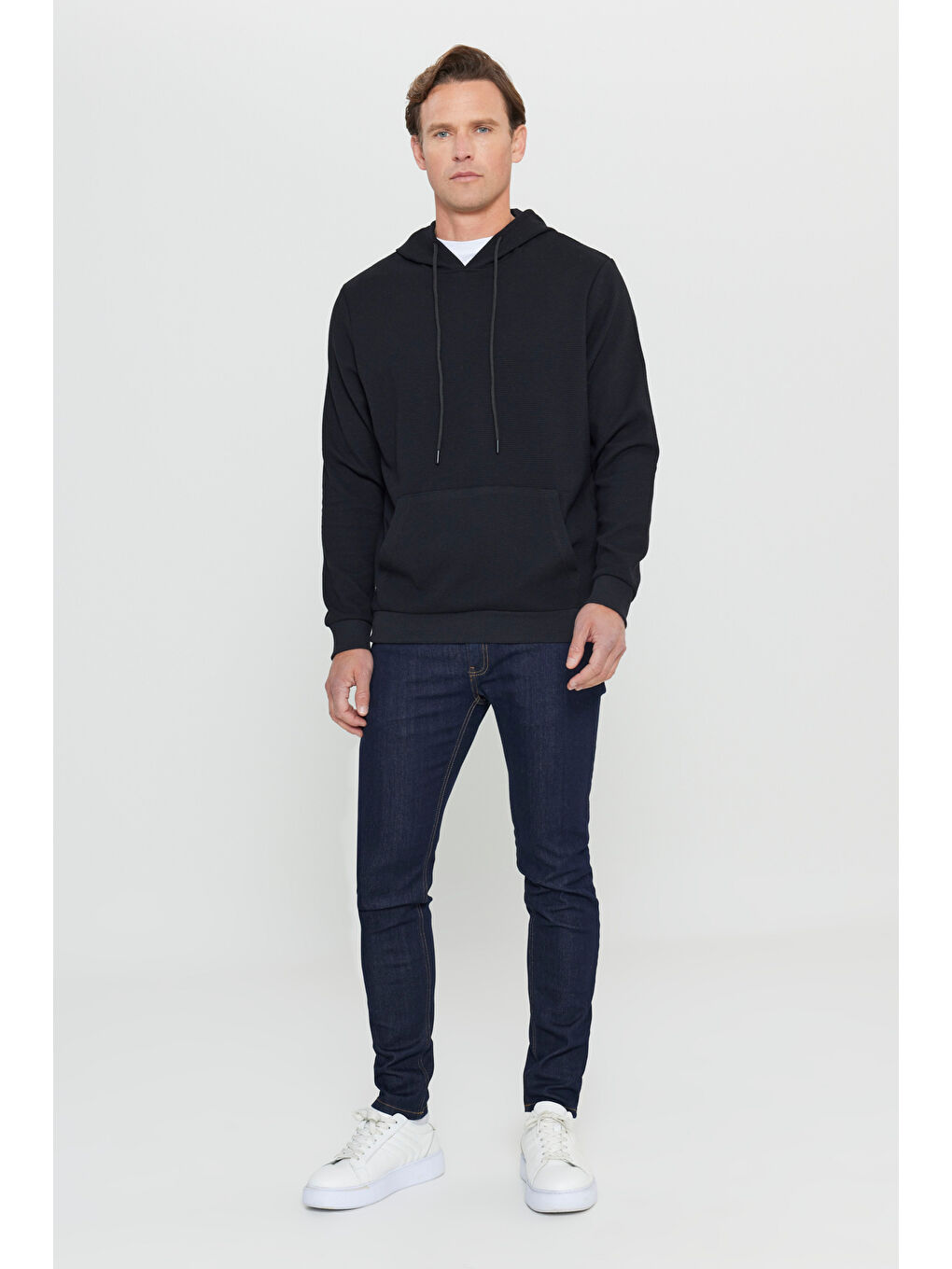 Erkek Siyah 2 İplik Sıcak Tutan Standart Fit Normal Kesim Kapüşonlu Dokulu Cepli Sweatshirt-1