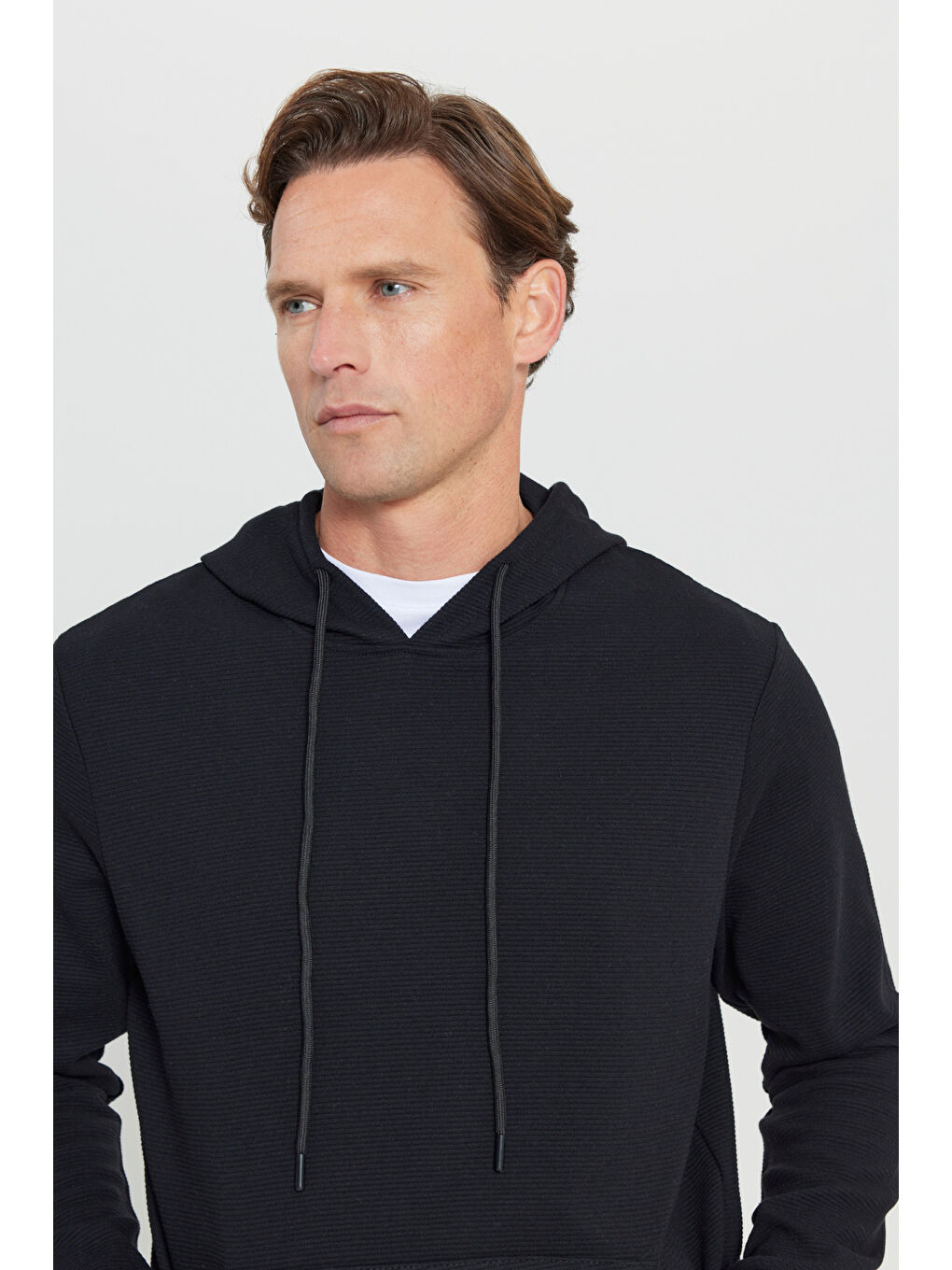 Erkek Siyah 2 İplik Sıcak Tutan Standart Fit Normal Kesim Kapüşonlu Dokulu Cepli Sweatshirt-3