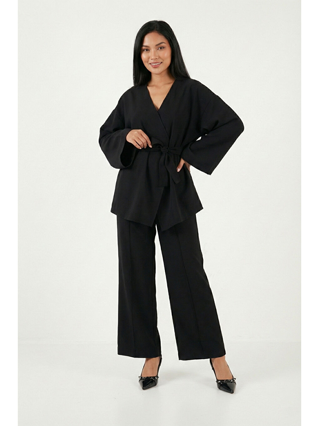 Siyah Regular Fit Bağlama Detaylı V Yaka Uzun Kollu Çimalı Kadın Takım 6928892-1