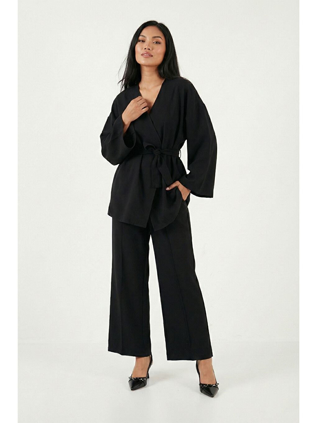 Siyah Regular Fit Bağlama Detaylı V Yaka Uzun Kollu Çimalı Kadın Takım 6928892-2