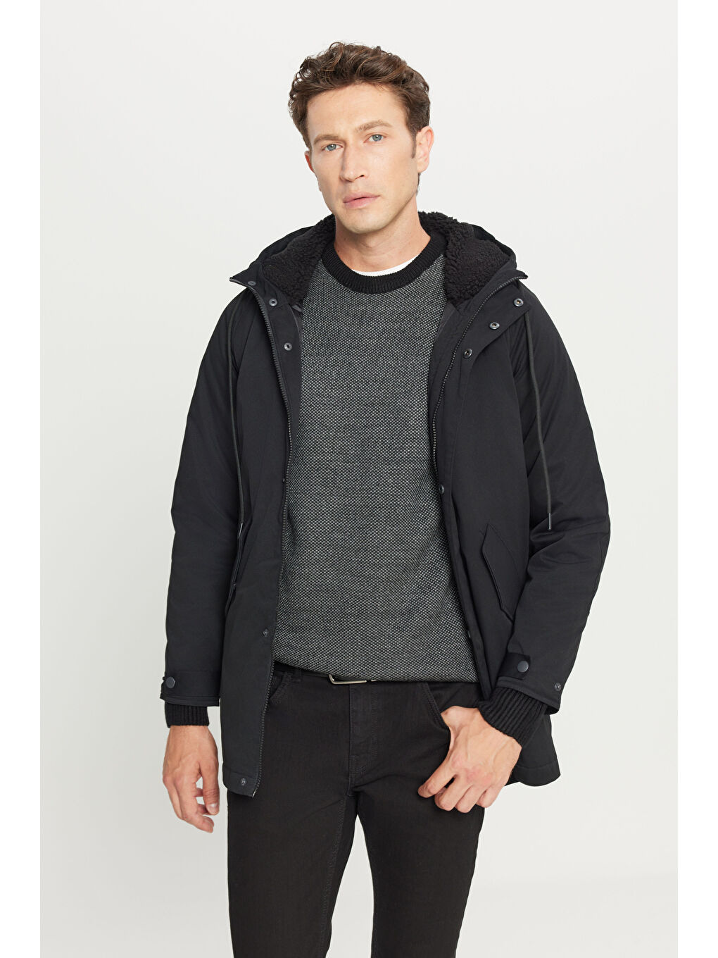 Erkek Siyah Standart Fit Normal Kesim Kapüşonlu Dik Yaka Yan Cepli Kürklü Kapüşon Detaylı Kaban