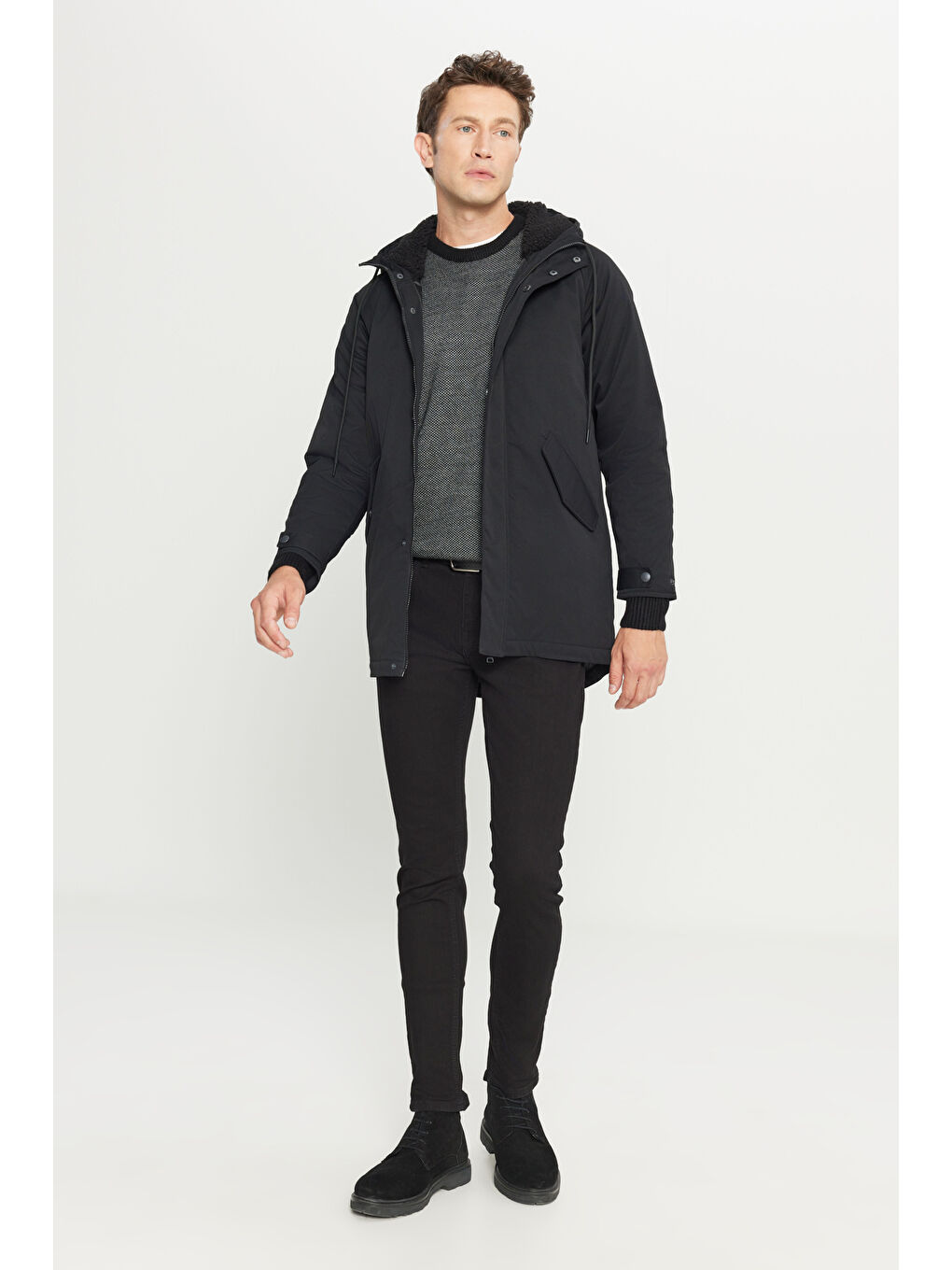 Erkek Siyah Standart Fit Normal Kesim Kapüşonlu Dik Yaka Yan Cepli Kürklü Kapüşon Detaylı Kaban-1