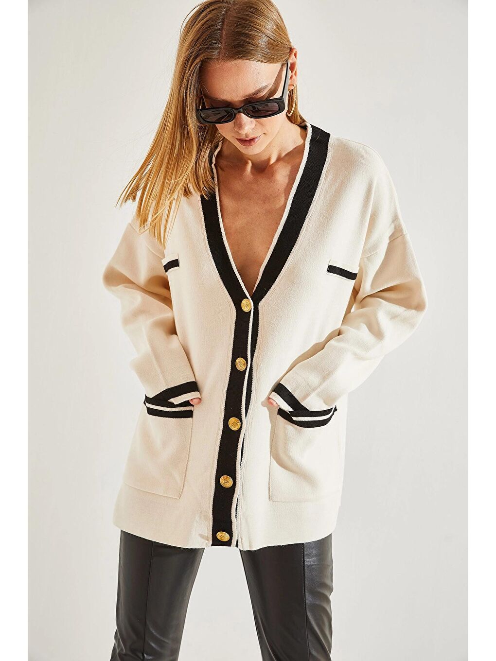 Bej Kadın Çift Cepli Çizgili Düğmeli Oversize Hırka-4