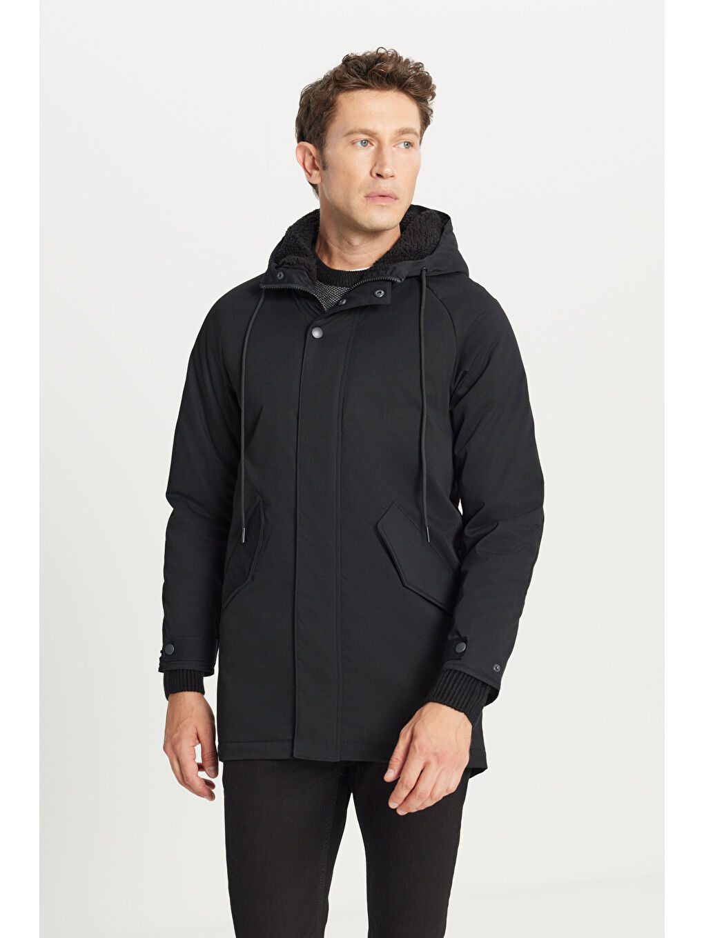 Erkek Siyah Standart Fit Normal Kesim Kapüşonlu Dik Yaka Yan Cepli Kürklü Kapüşon Detaylı Kaban-2