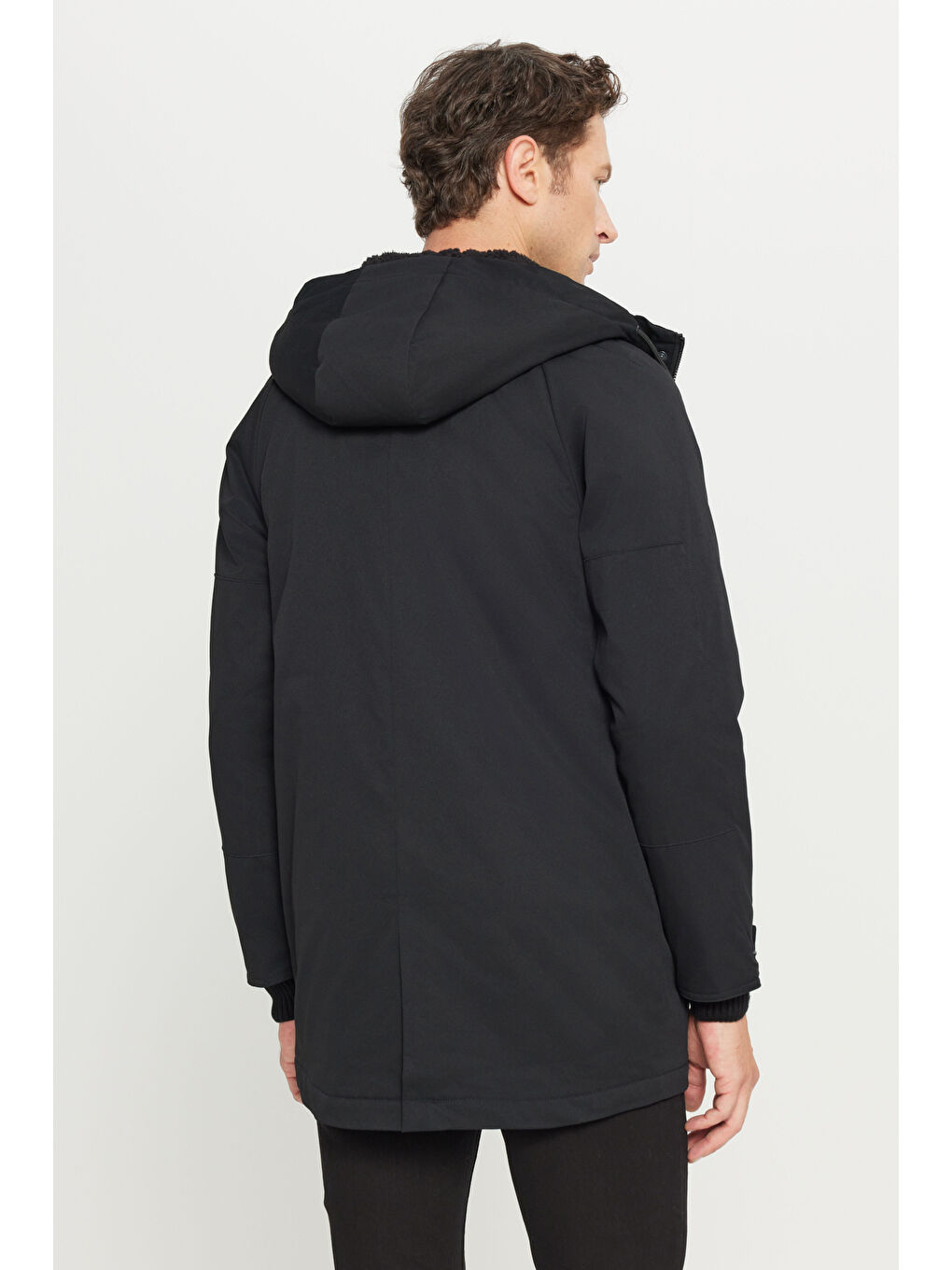 Erkek Siyah Standart Fit Normal Kesim Kapüşonlu Dik Yaka Yan Cepli Kürklü Kapüşon Detaylı Kaban-4