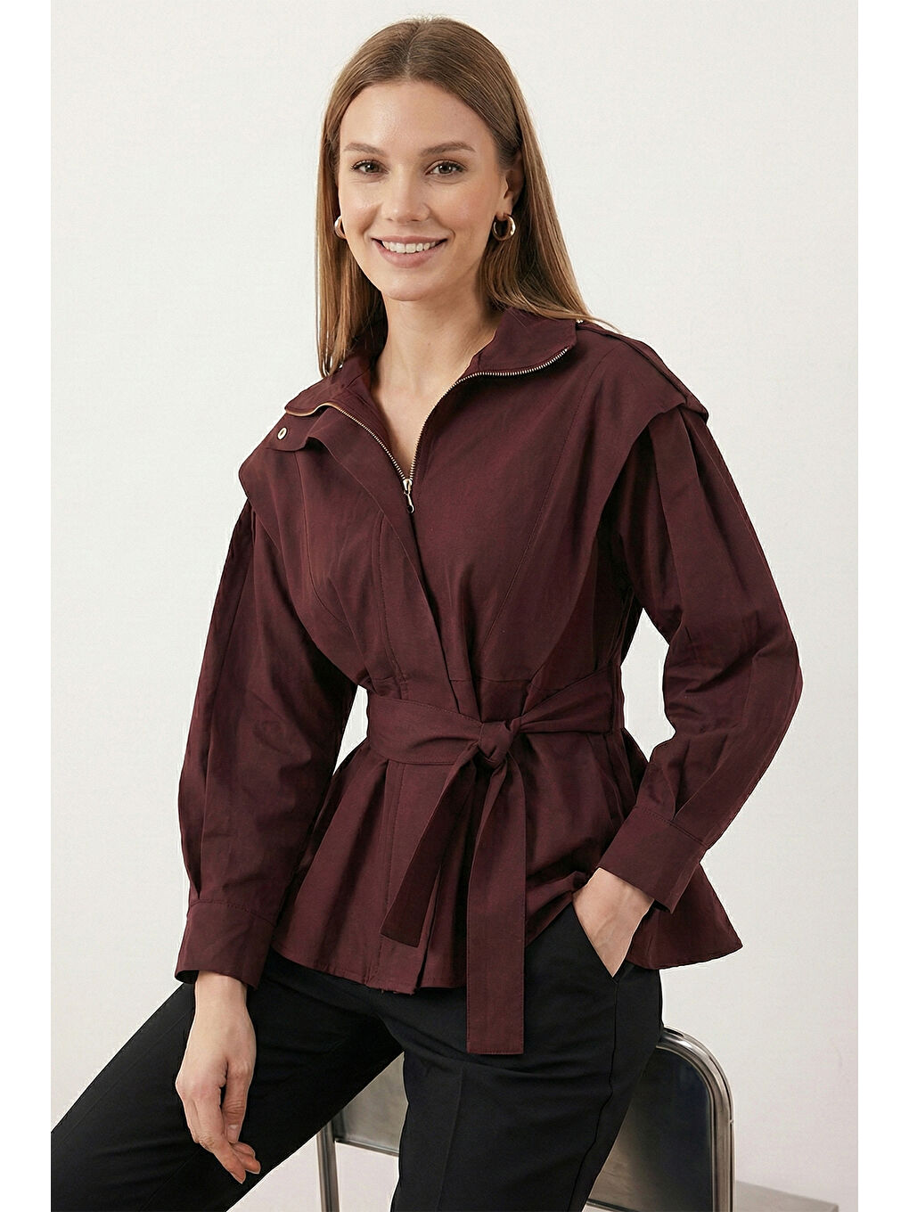 Mürdüm Regular Fit Dik Yaka Geniş Omuzlu Kuşaklı Kadın Trençkot 6927623-2