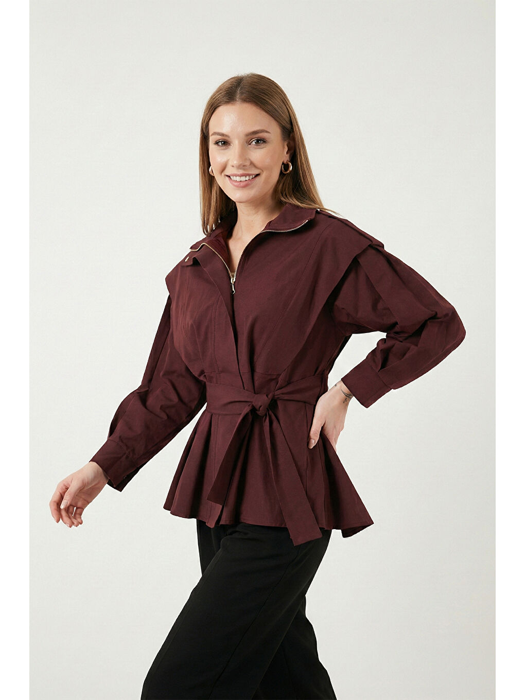 Mürdüm Regular Fit Dik Yaka Geniş Omuzlu Kuşaklı Kadın Trençkot 6927623-3