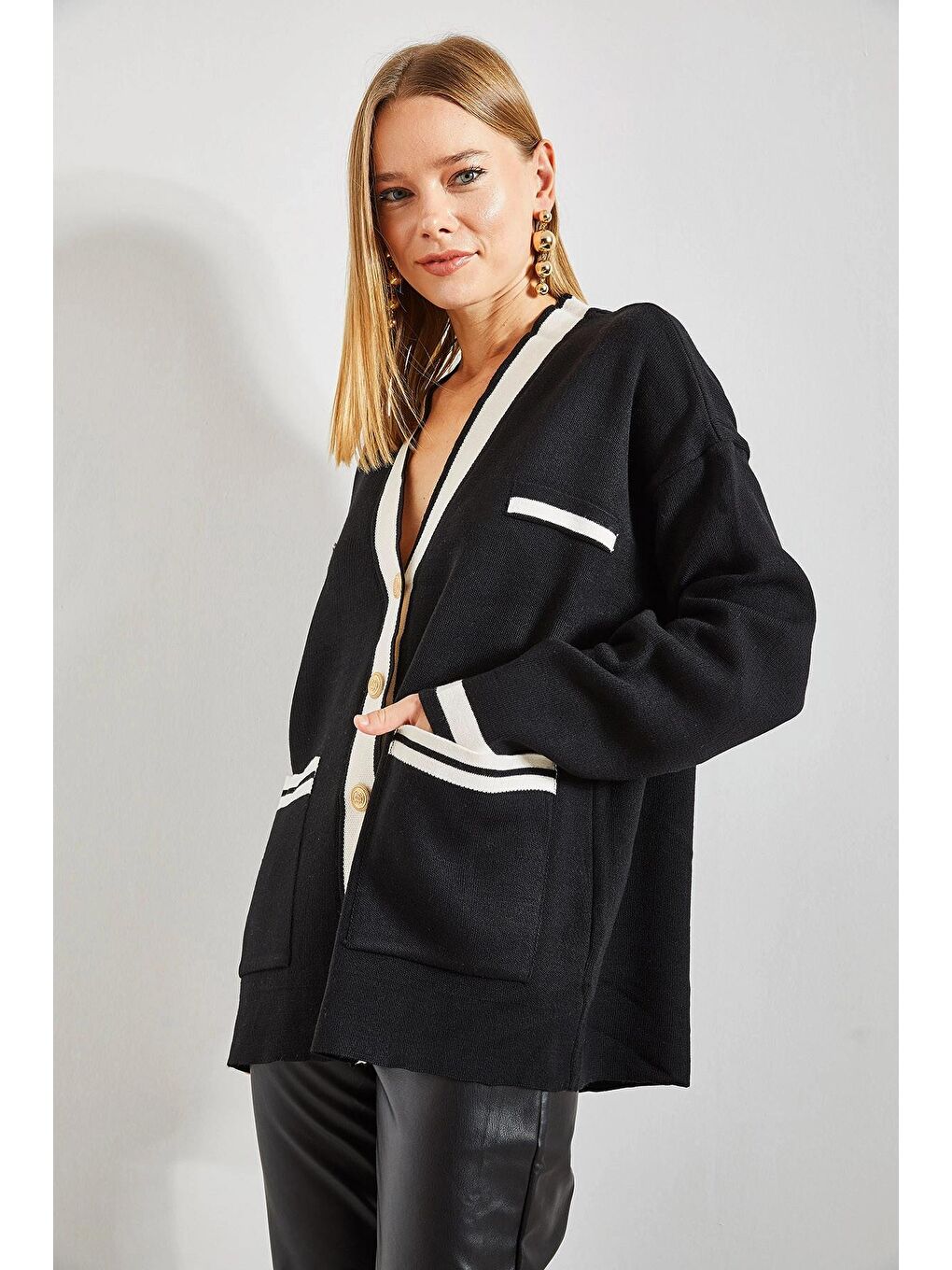 Siyah Kadın Çift Cepli Çizgili Düğmeli Oversize Hırka-1