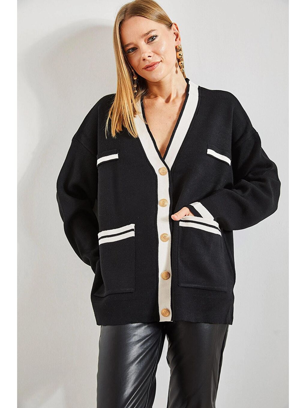 Siyah Kadın Çift Cepli Çizgili Düğmeli Oversize Hırka-2