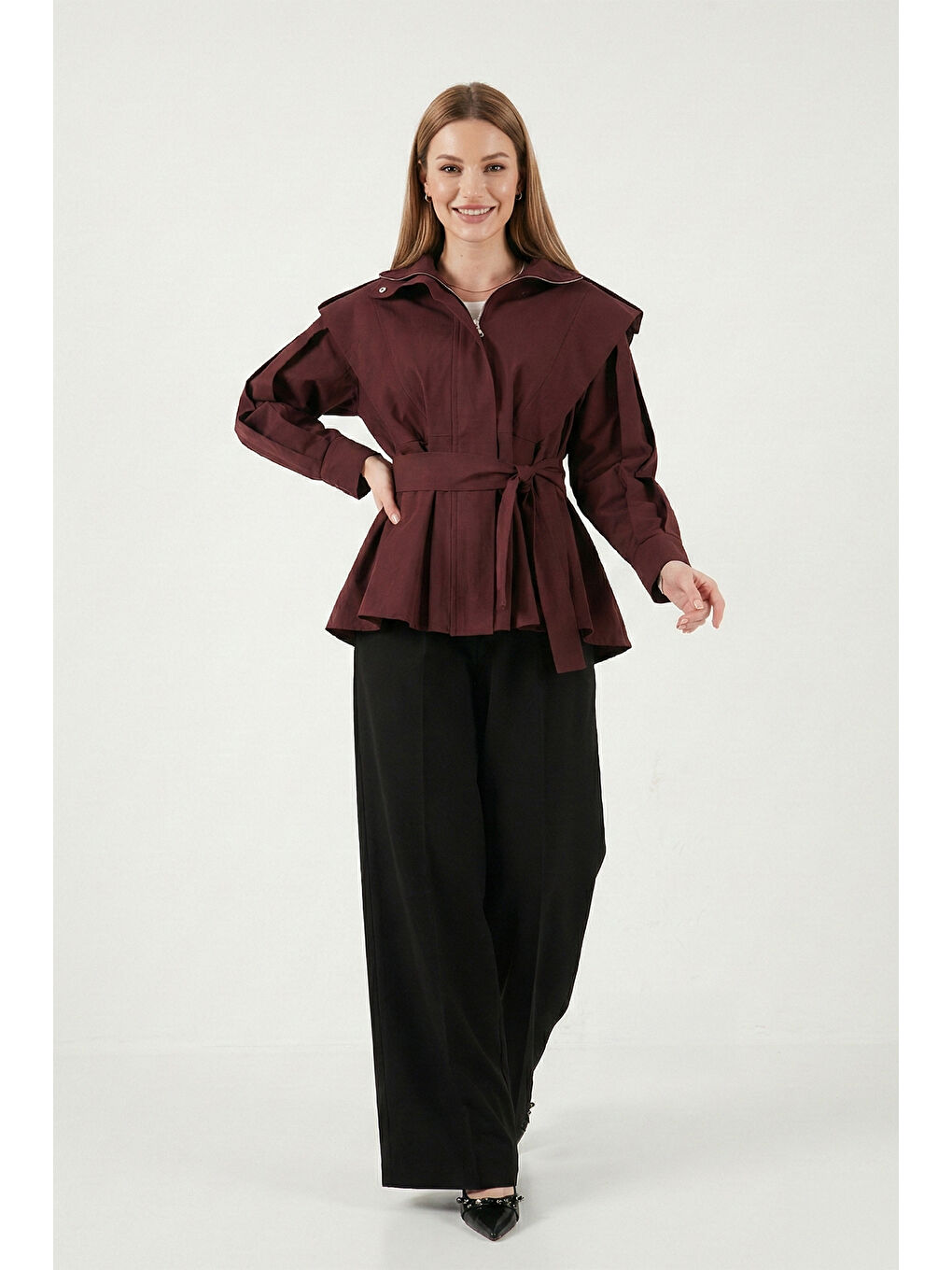 Mürdüm Regular Fit Dik Yaka Geniş Omuzlu Kuşaklı Kadın Trençkot 6927623-4