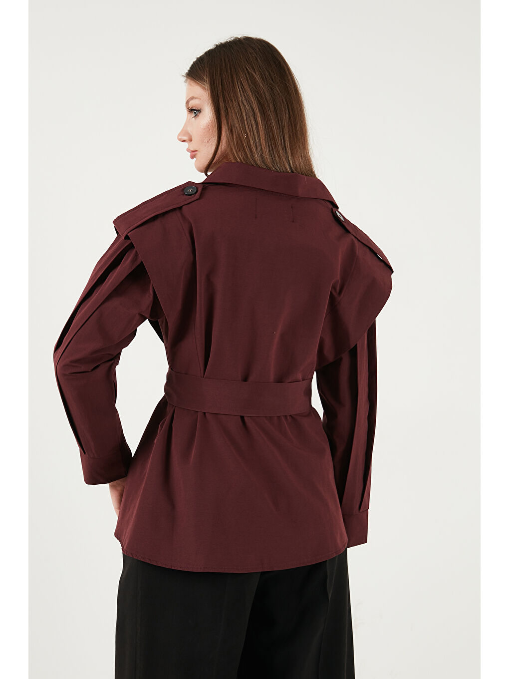 Mürdüm Regular Fit Dik Yaka Geniş Omuzlu Kuşaklı Kadın Trençkot 6927623-6