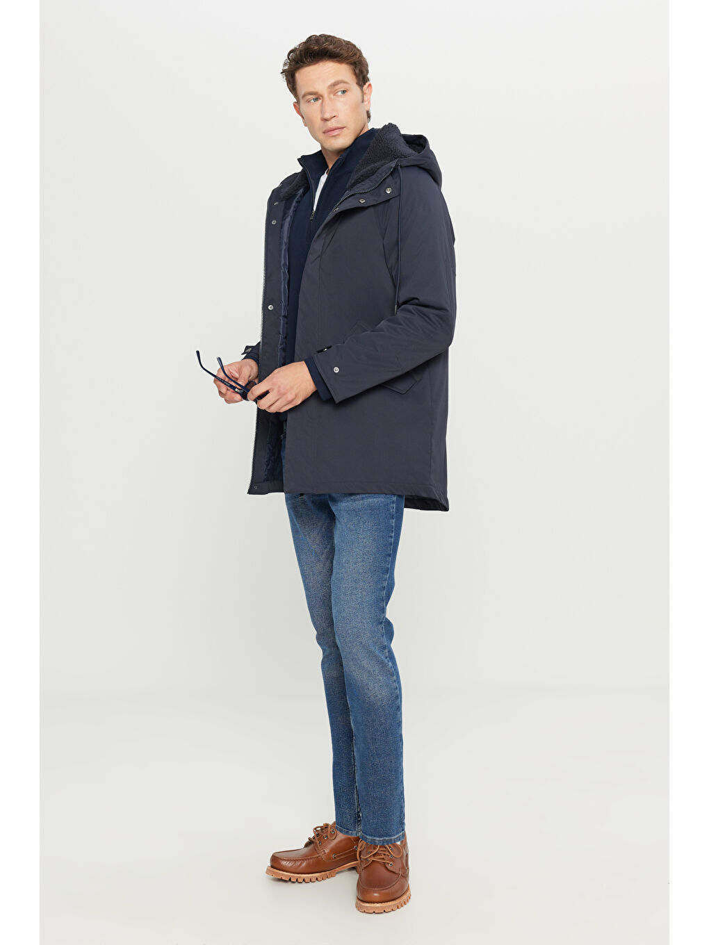 Erkek Lacivert Standart Fit Normal Kesim Kapüşonlu Dik Yaka Yan Cepli Kürklü Kapüşon Detaylı Kaban-1