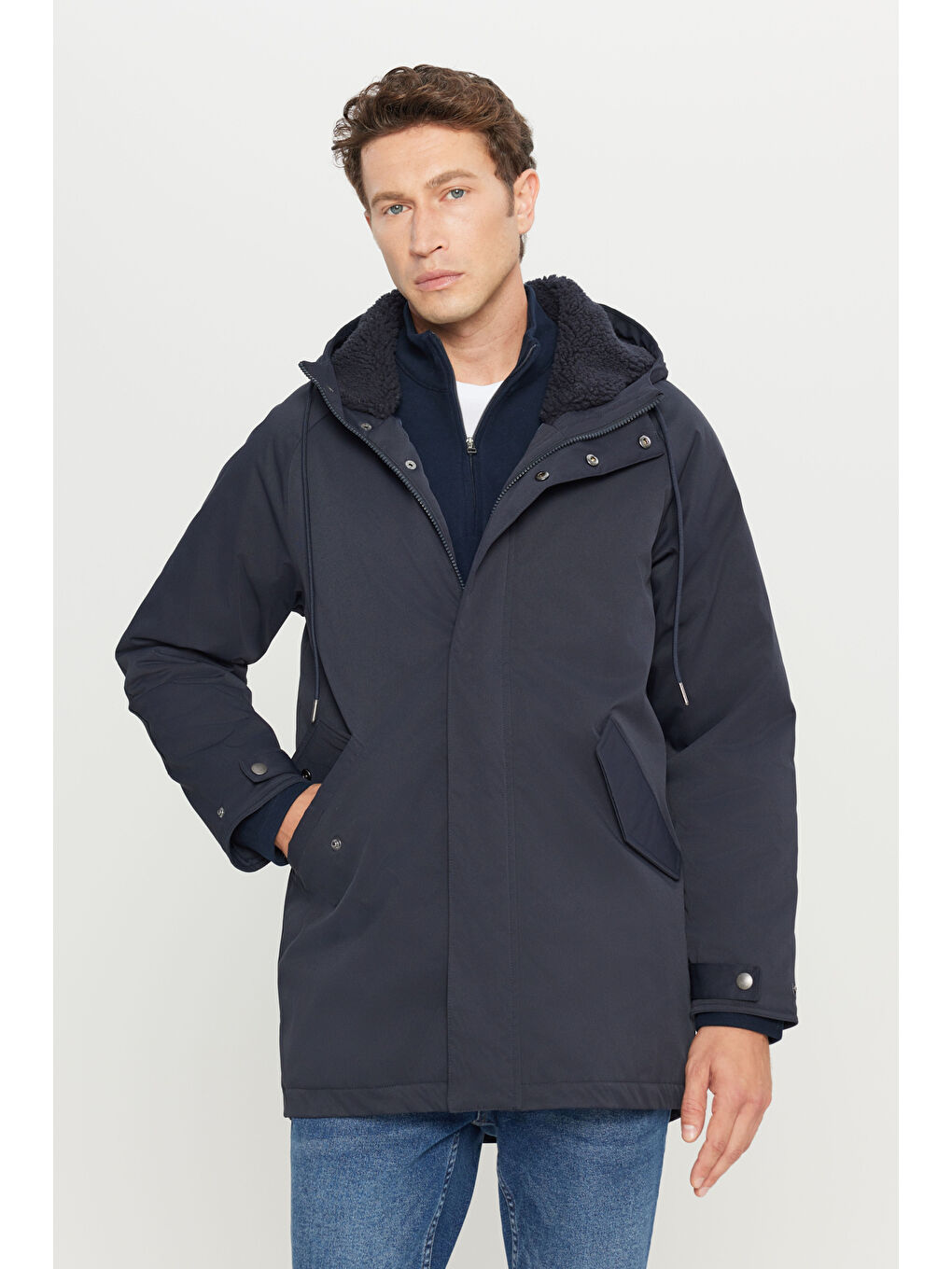 Erkek Lacivert Standart Fit Normal Kesim Kapüşonlu Dik Yaka Yan Cepli Kürklü Kapüşon Detaylı Kaban-2