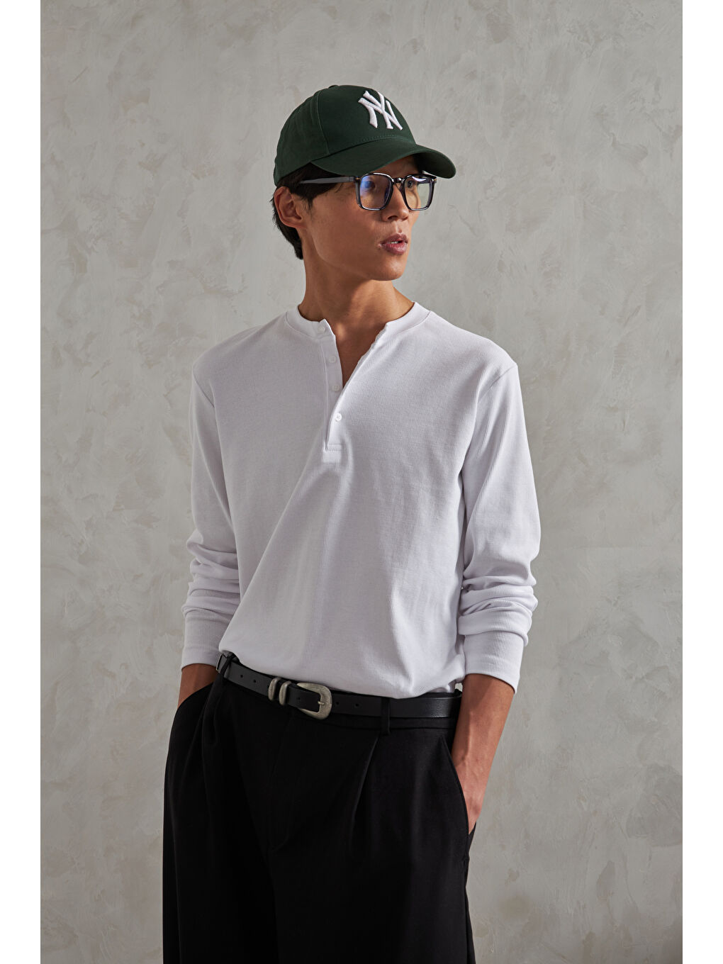 Beyaz Erkek Henley Yaka Düğmeli Penye Bluz