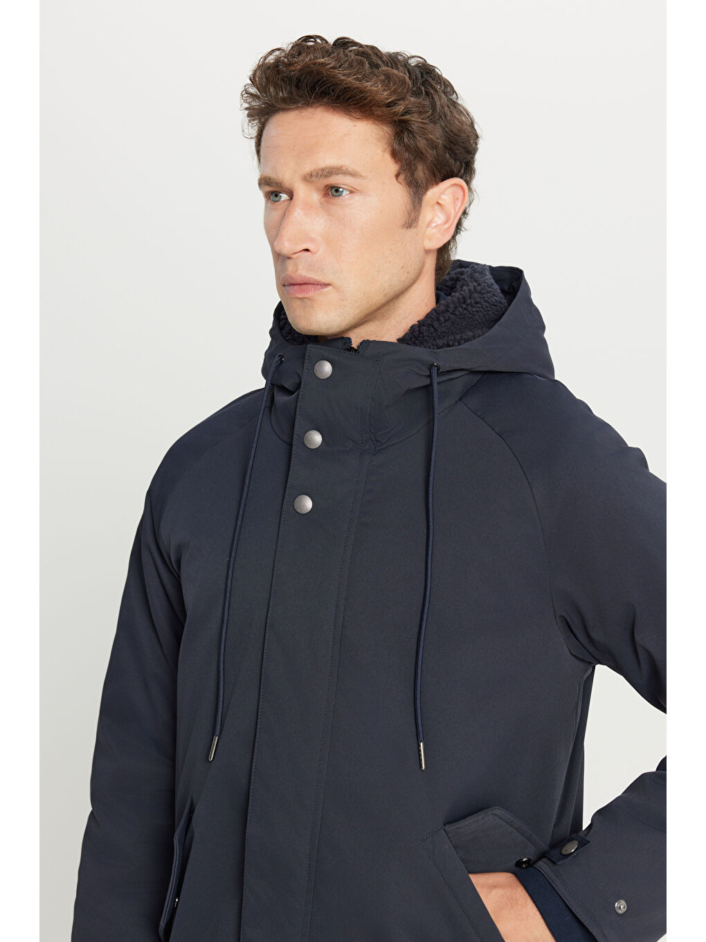 Erkek Lacivert Standart Fit Normal Kesim Kapüşonlu Dik Yaka Yan Cepli Kürklü Kapüşon Detaylı Kaban-3