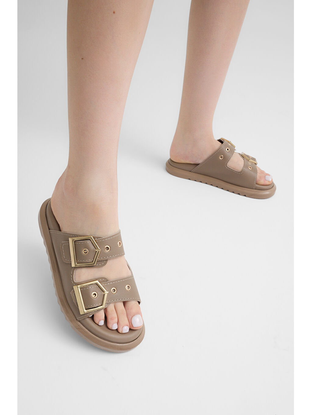 Bej Kadın Vizon Rahat Kalıp Çift Bantlı Toka Detaylı Terlik-3