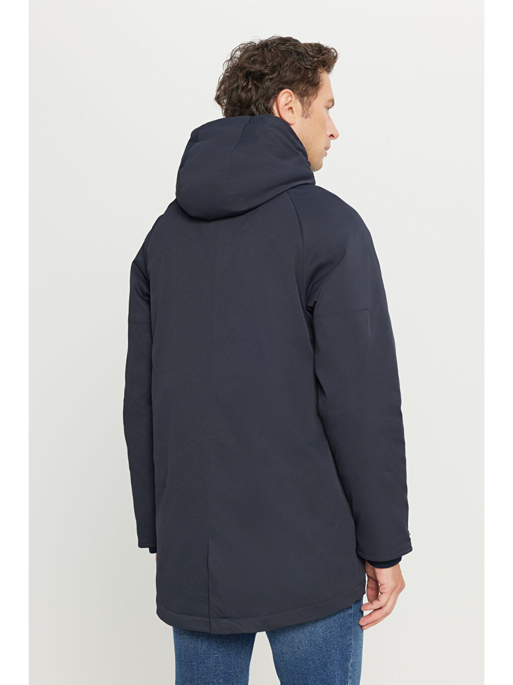 Erkek Lacivert Standart Fit Normal Kesim Kapüşonlu Dik Yaka Yan Cepli Kürklü Kapüşon Detaylı Kaban-4