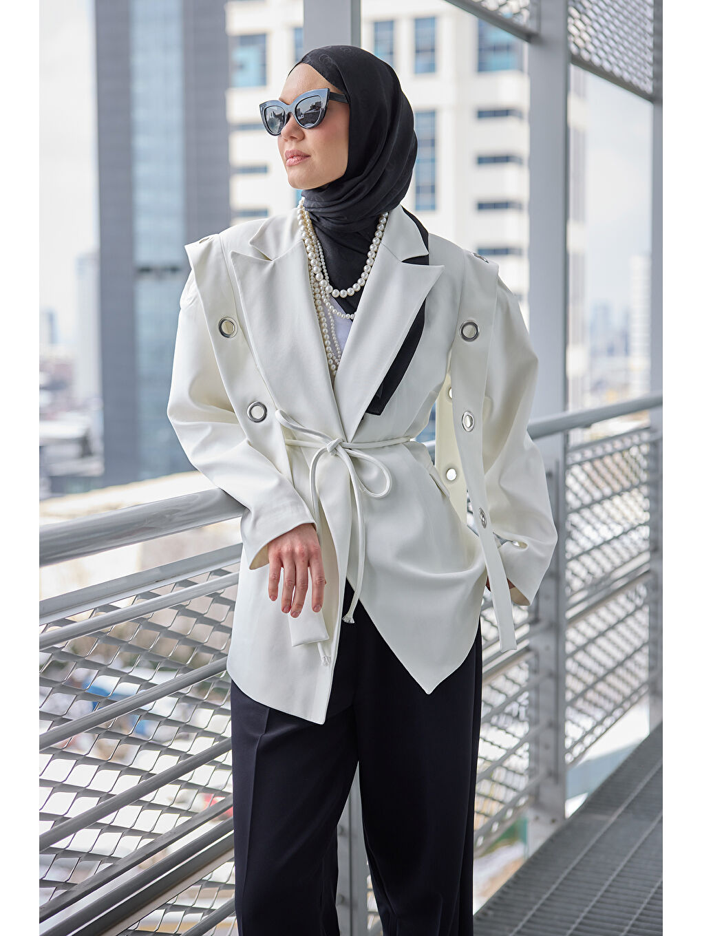 Kadın Kuş Gözü Kruvaze Yaka Blazer Ceket  Beyaz-1