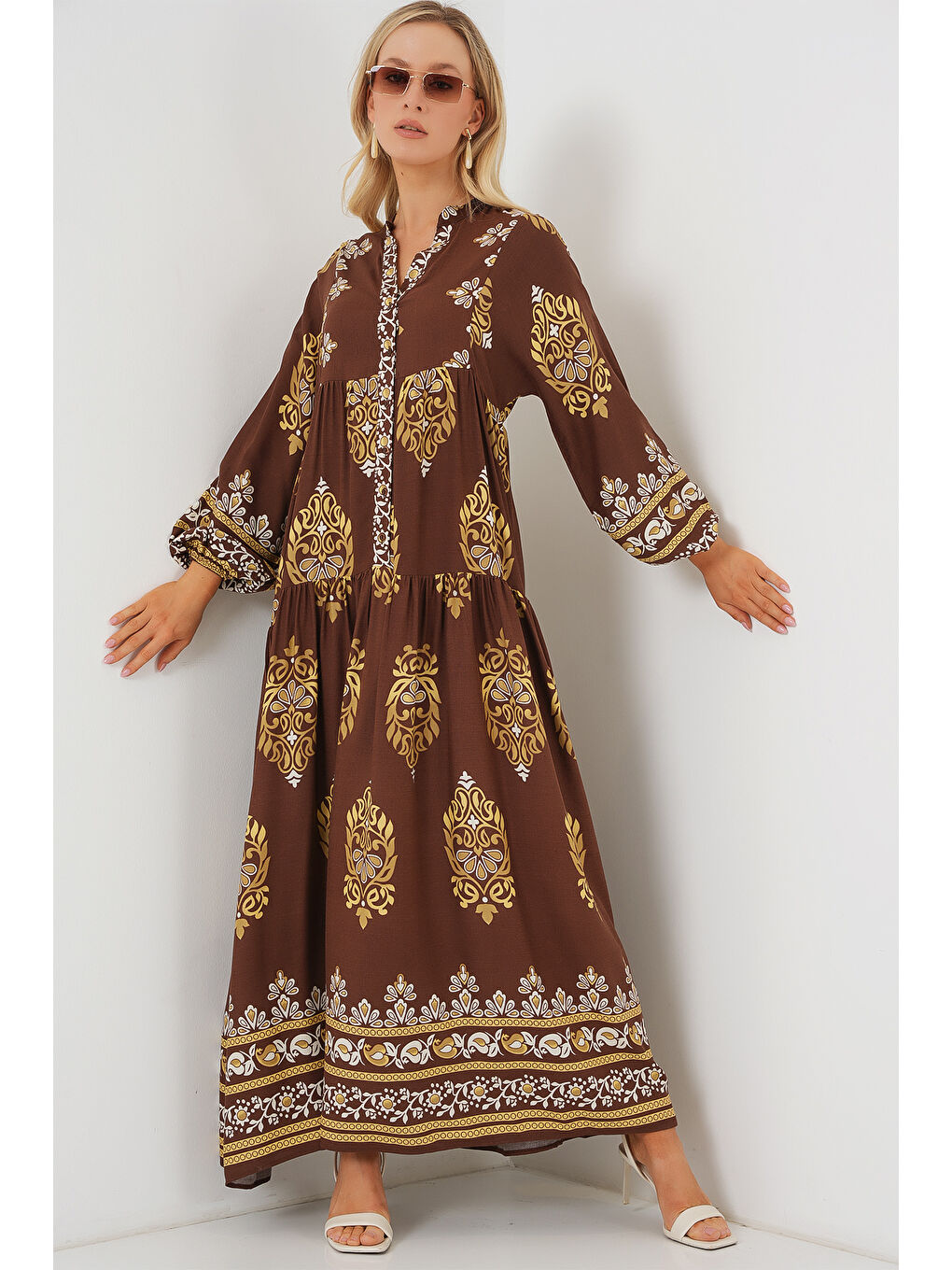 2423 Otantik Desenli Tesettür Elbise - Beyaz - Kahve-3