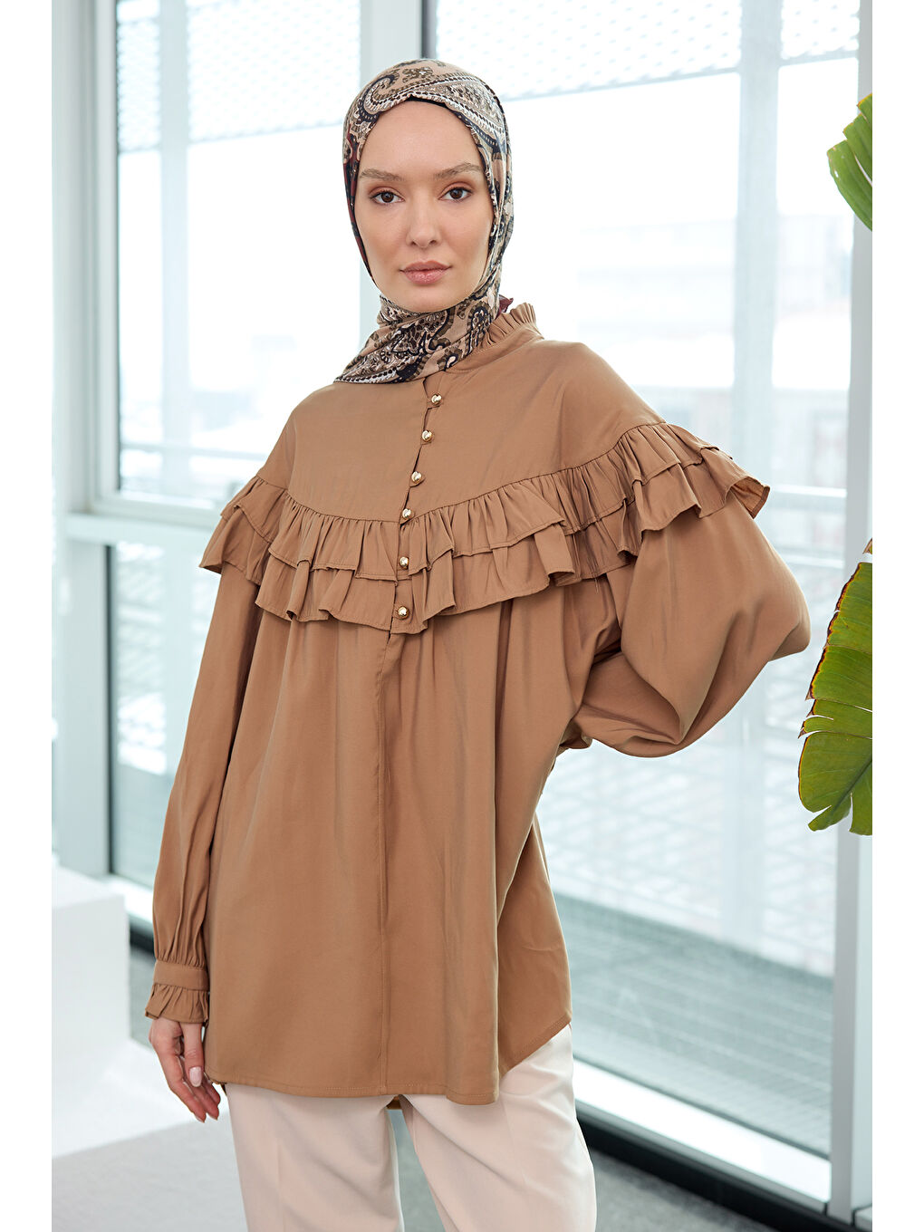 Locco Moda Kadın Robası Fırfırlı Cupra Lyocell Gömlek Kahverengi - 1
