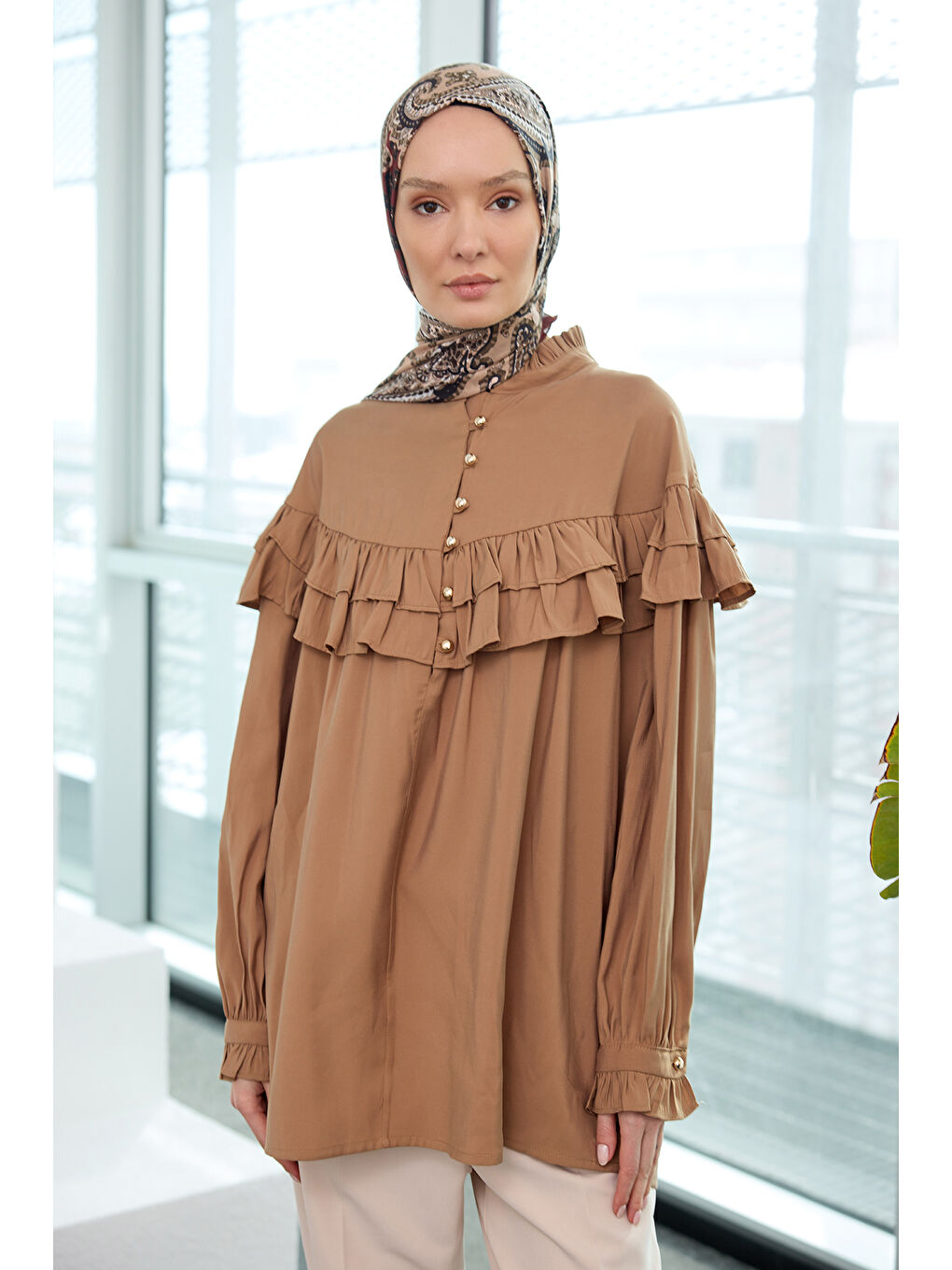 Locco Moda Kadın Robası Fırfırlı Cupra Lyocell Gömlek Kahverengi - 3