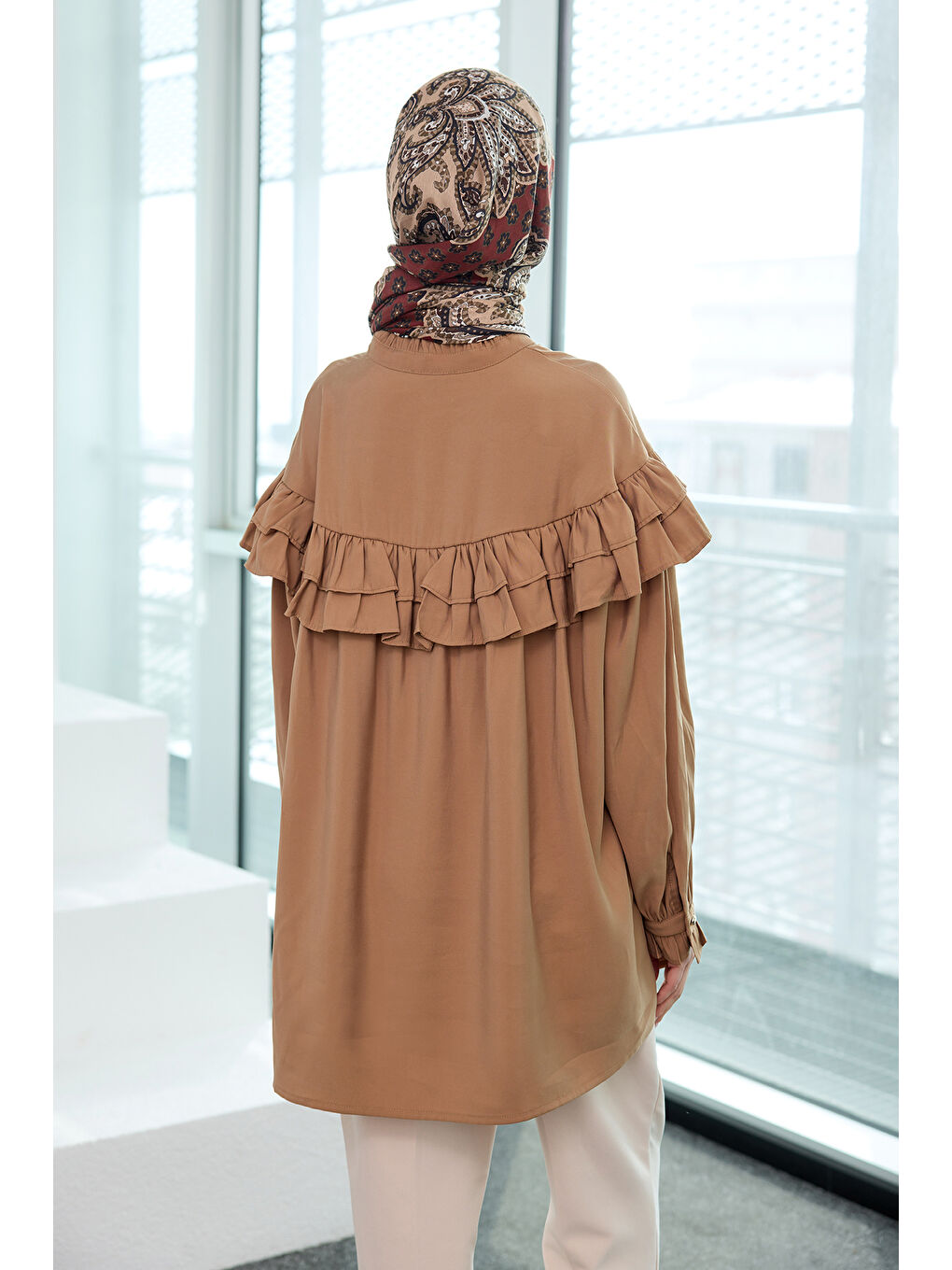 Locco Moda Kadın Robası Fırfırlı Cupra Lyocell Gömlek Kahverengi - 4