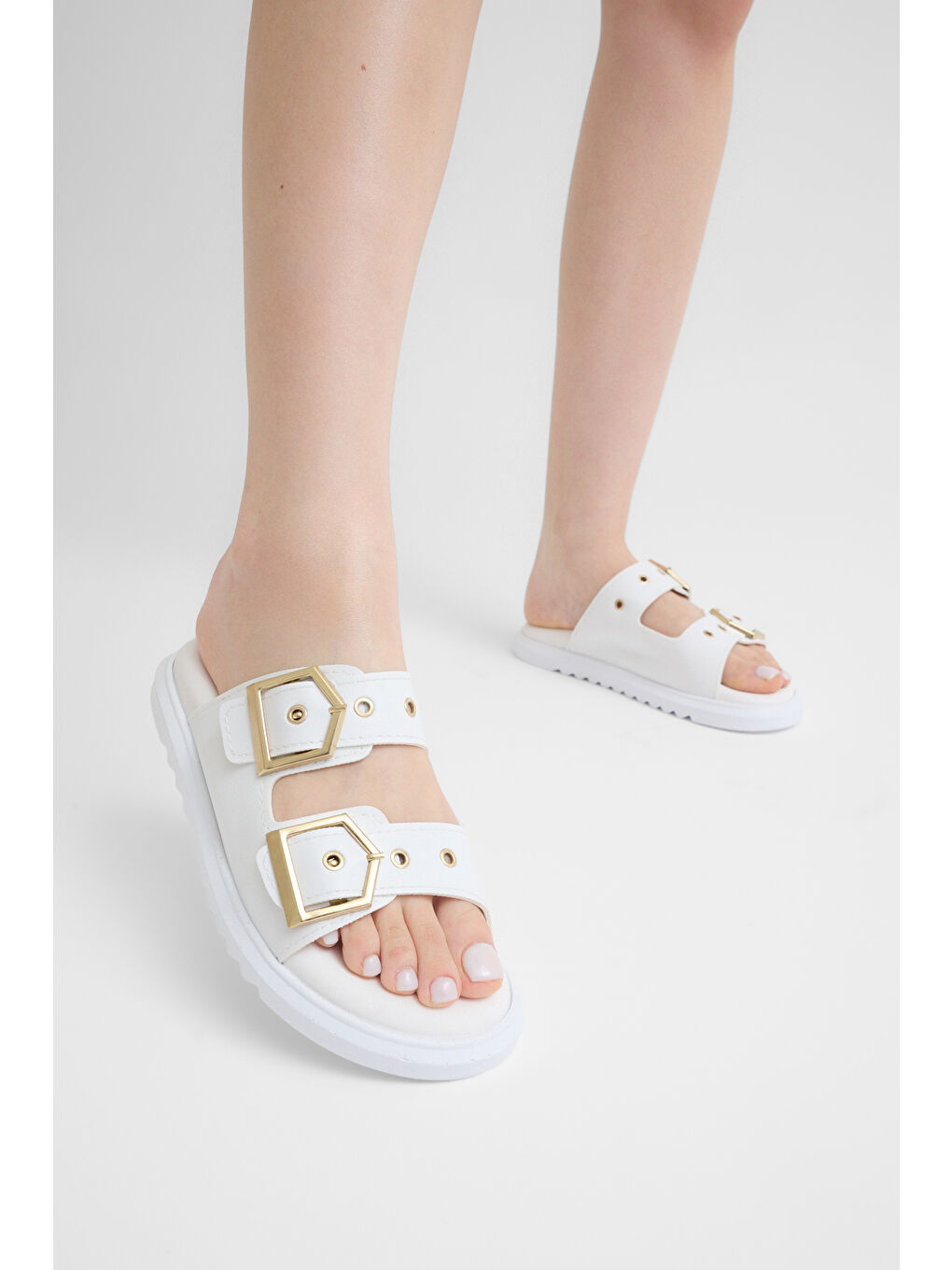 Kadın Beyaz Rahat Kalıp Çift Bantlı Toka Detaylı Terlik-2