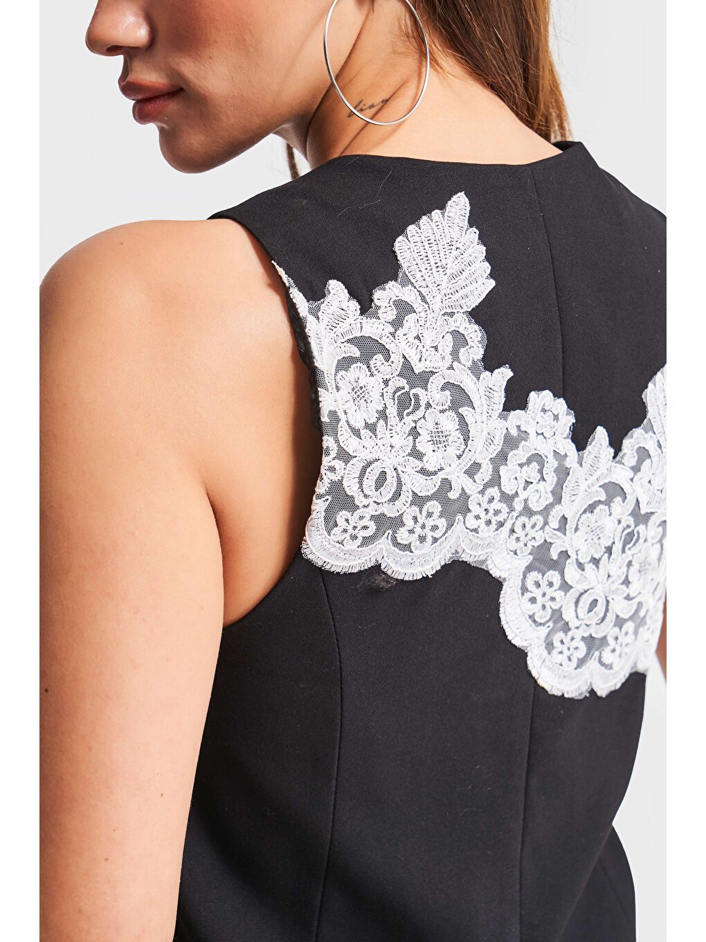 Kadın Siyah Renk Dantel Nakışlı Sıfır Kol Düğmeli Tasarım Kumaş Yelek-1