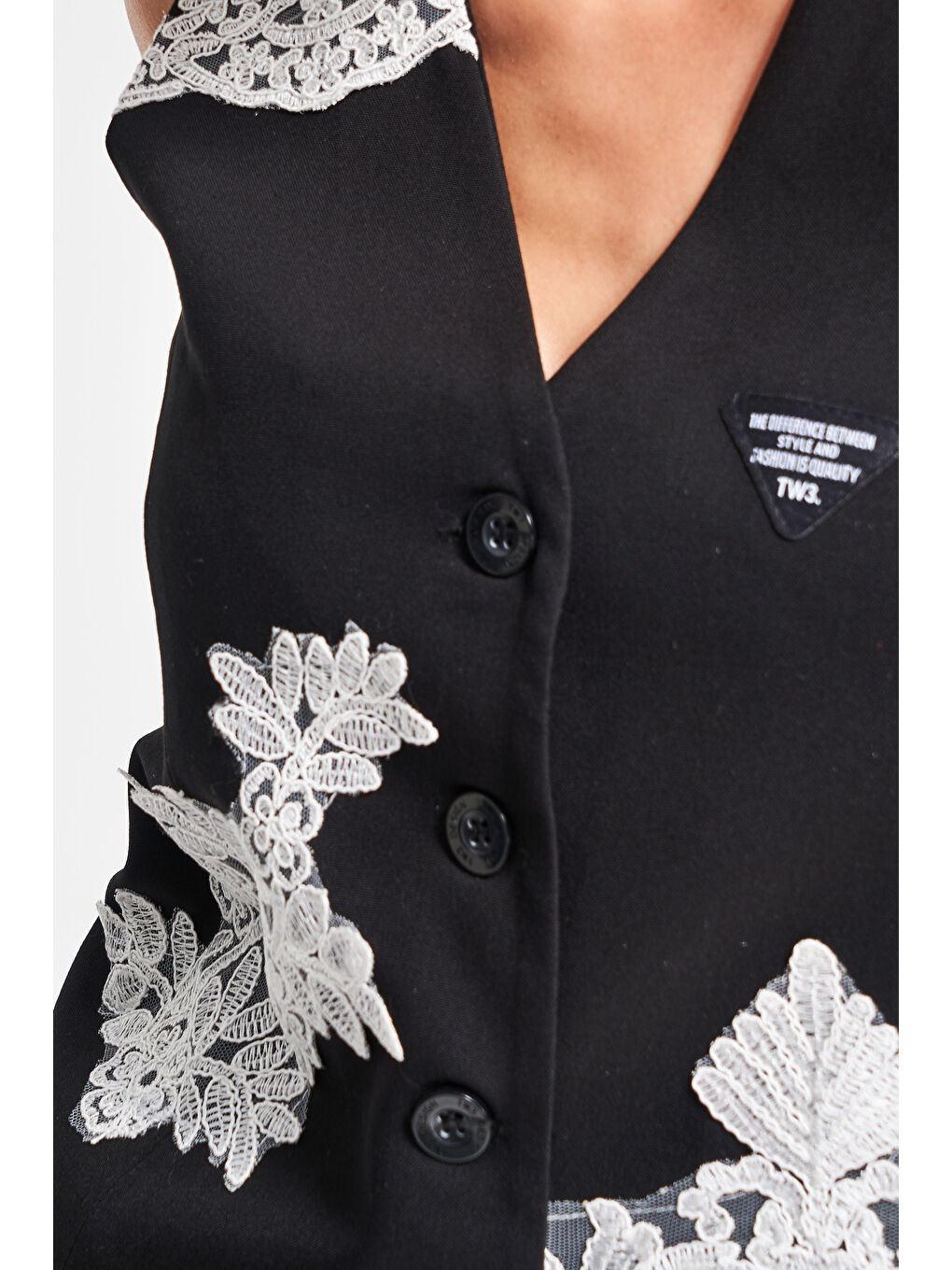 Kadın Siyah Renk Dantel Nakışlı Sıfır Kol Düğmeli Tasarım Kumaş Yelek-3