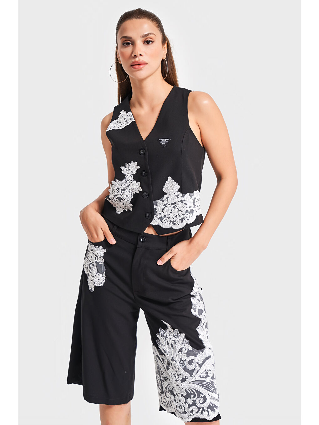 Kadın Siyah Renk Dantel Nakışlı Sıfır Kol Düğmeli Tasarım Kumaş Yelek-4