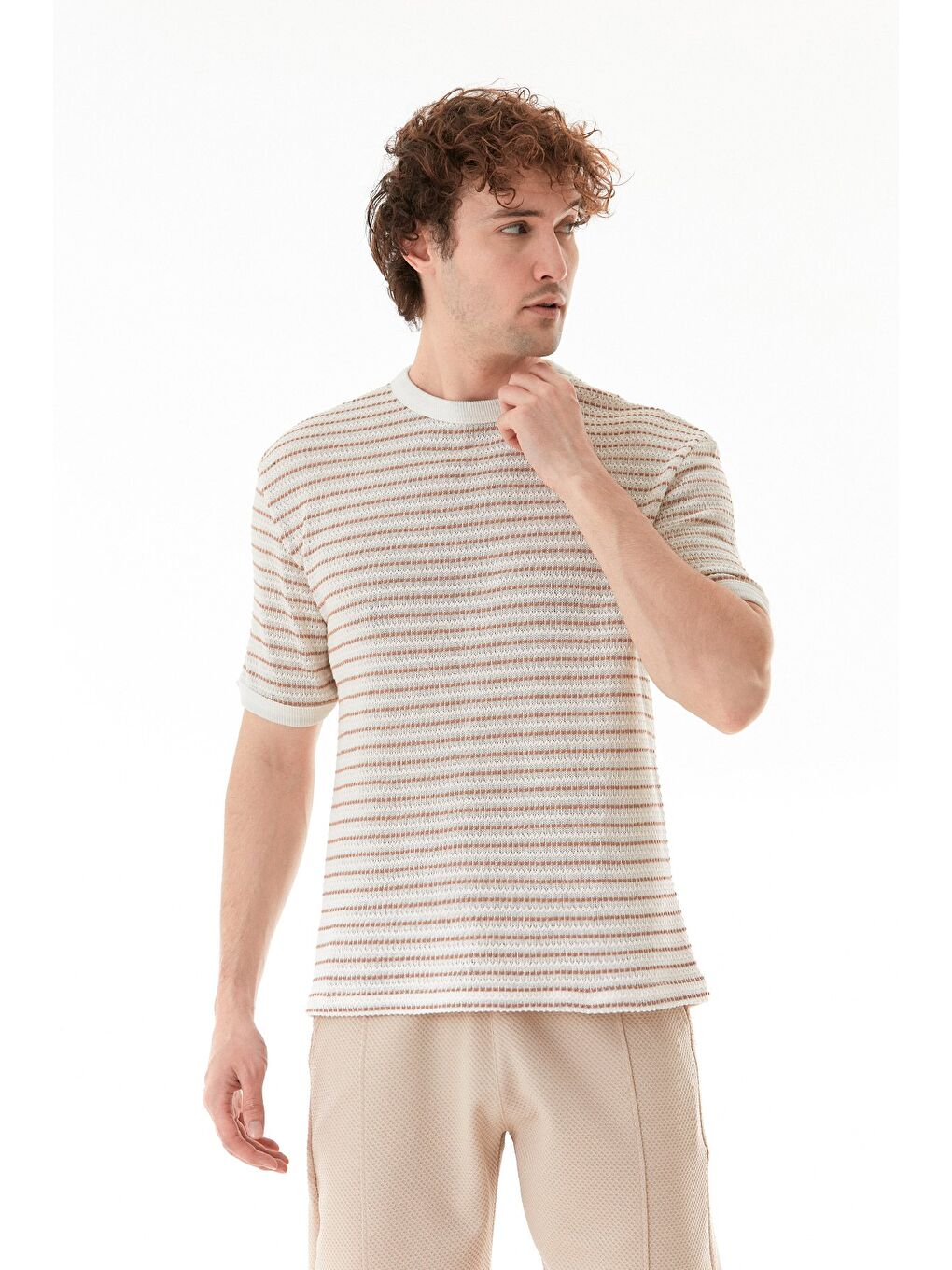 Bej Çizgili Bisiklet Yaka Triko Örme Tişört-2
