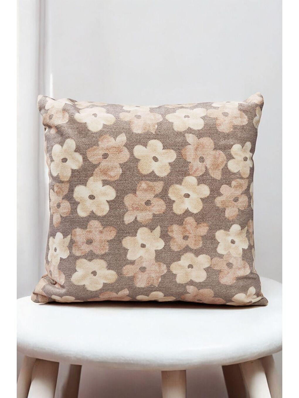 Kahverengi Soft Papatya Desenli Dekoratif Kahve Kırlent Kılıfı 43x43