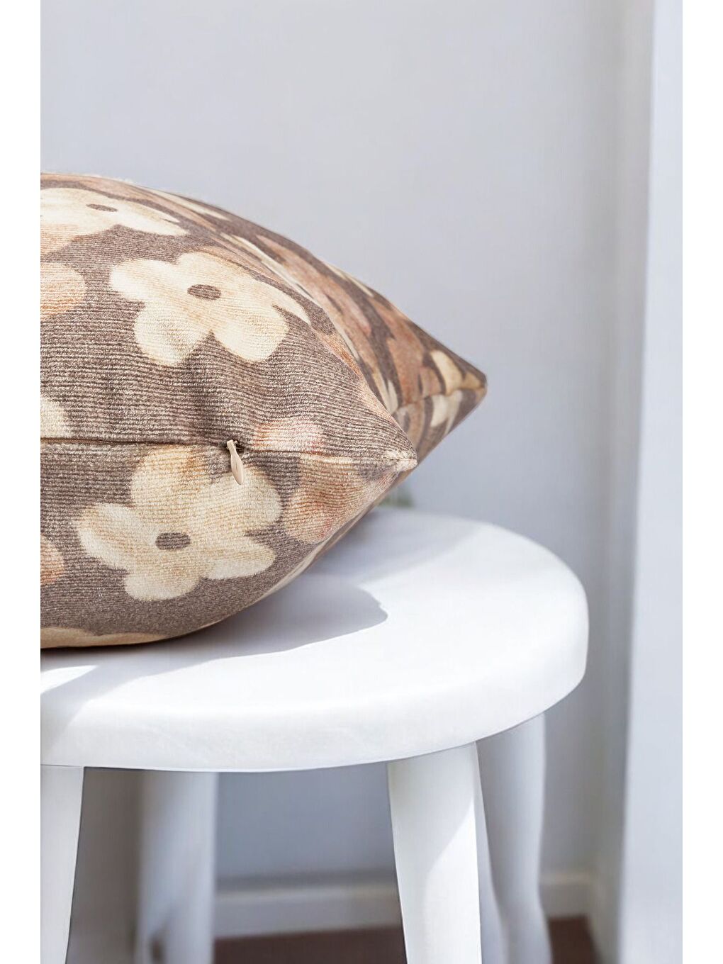 Kahverengi Soft Papatya Desenli Dekoratif Kahve Kırlent Kılıfı 43x43-2