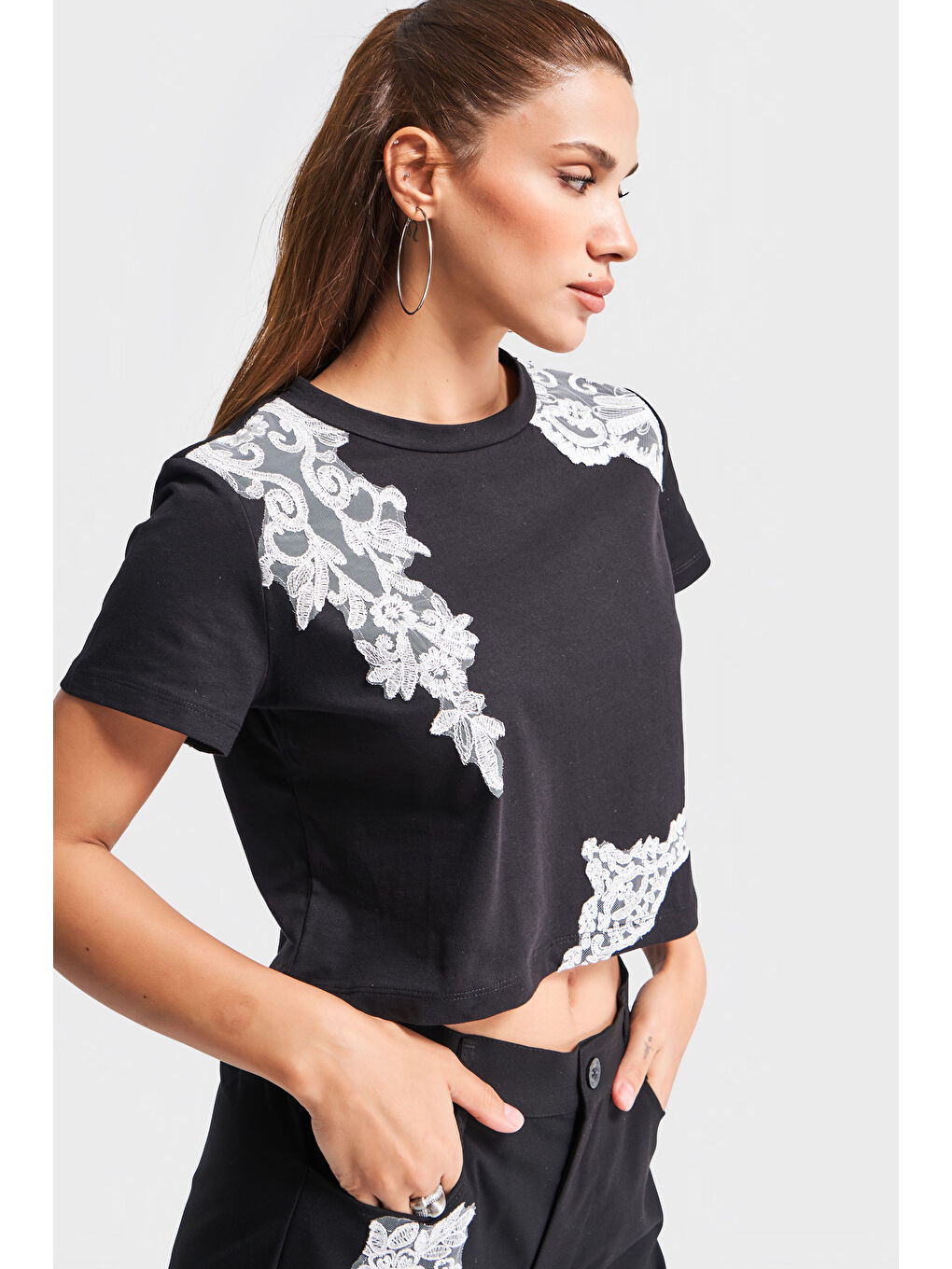 Kadın Siyah Renk Beyaz Dantel Detaylı Tasarım %100 Pamuk T-Shirt