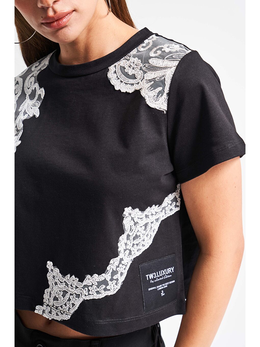 Kadın Siyah Renk Beyaz Dantel Detaylı Tasarım %100 Pamuk T-Shirt-1